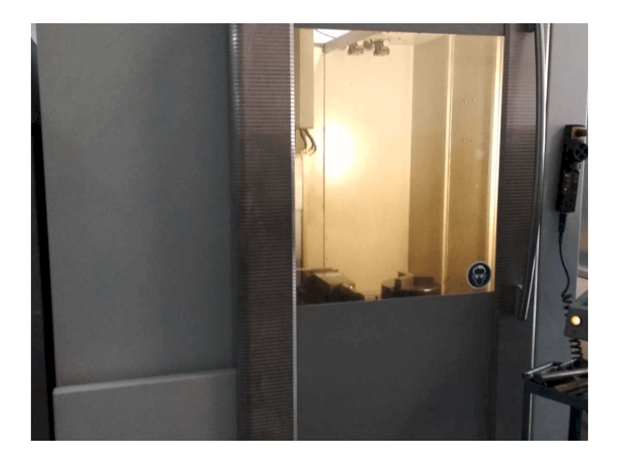 Čelní pohled na DECKEL MAHO DMC 63V stroj