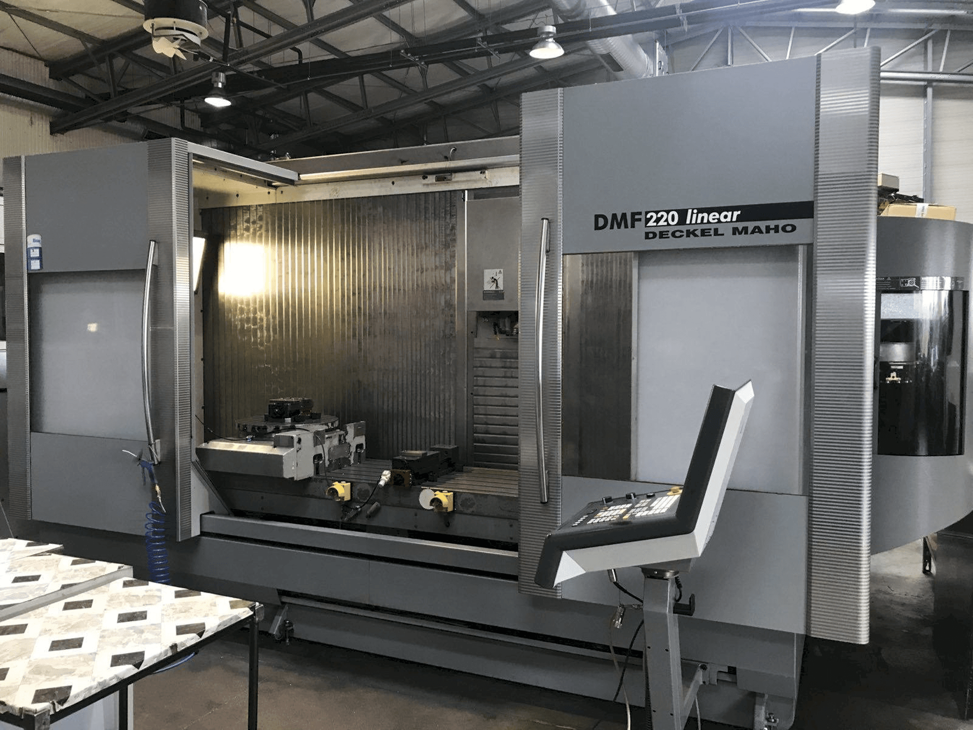 Čelní pohled na DECKEL MAHO DMF 220 Linear stroj