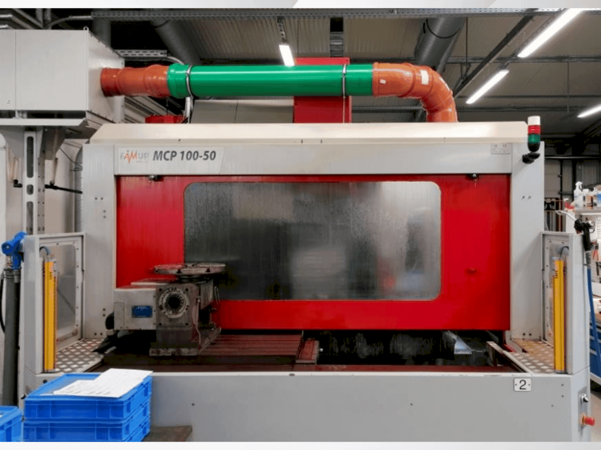 Čelní pohled na EMCO FamUp MCP 100-50 stroj