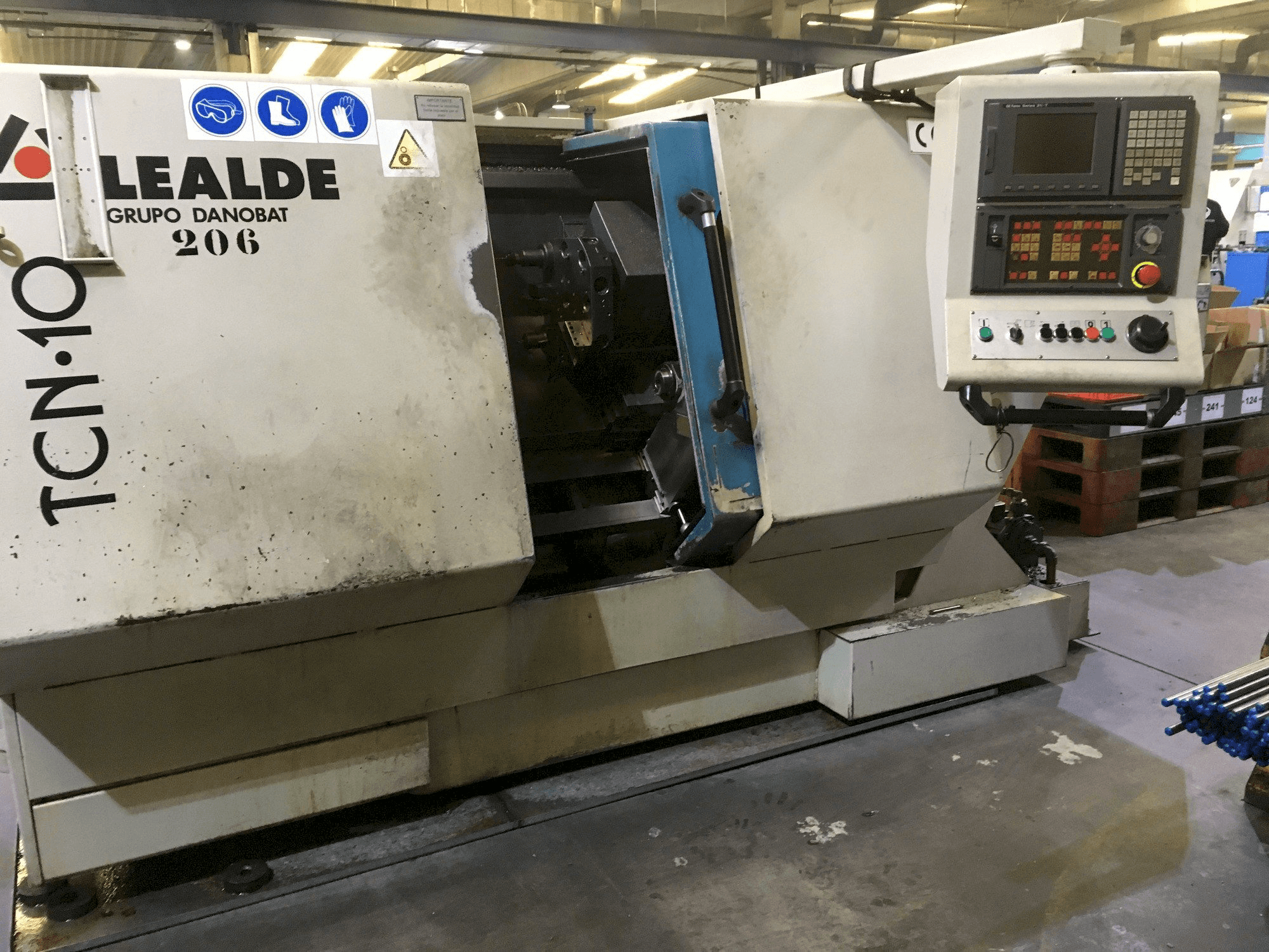 Čelní pohled na Lealde TCN10 stroj