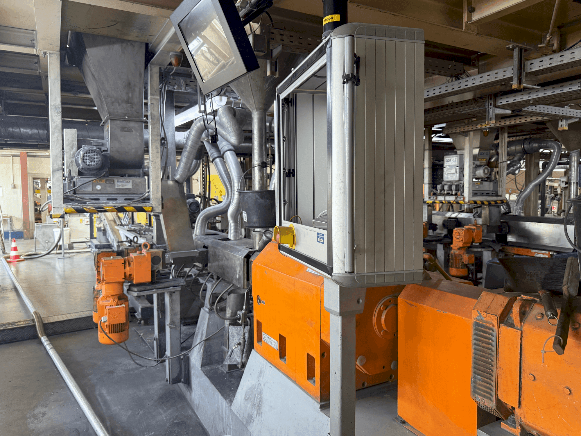 Levý boční pohled na Leistritz ZSE 50HP-40D stroj