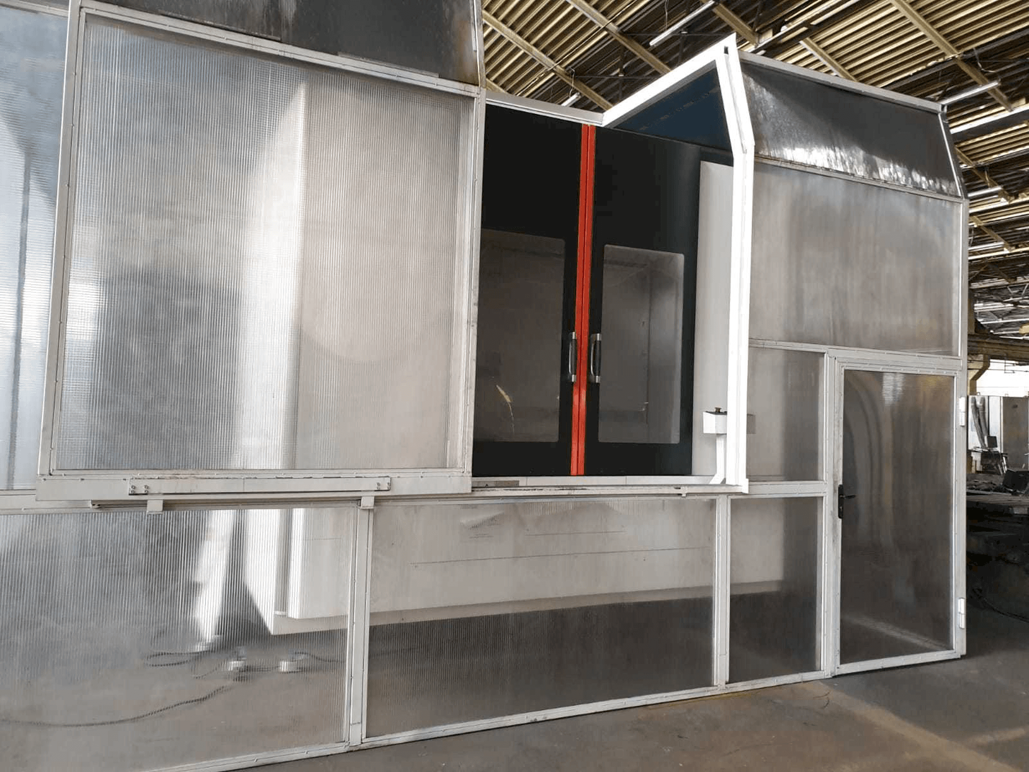 Čelní pohled na Mazak HCN 8800-II Nexus stroj