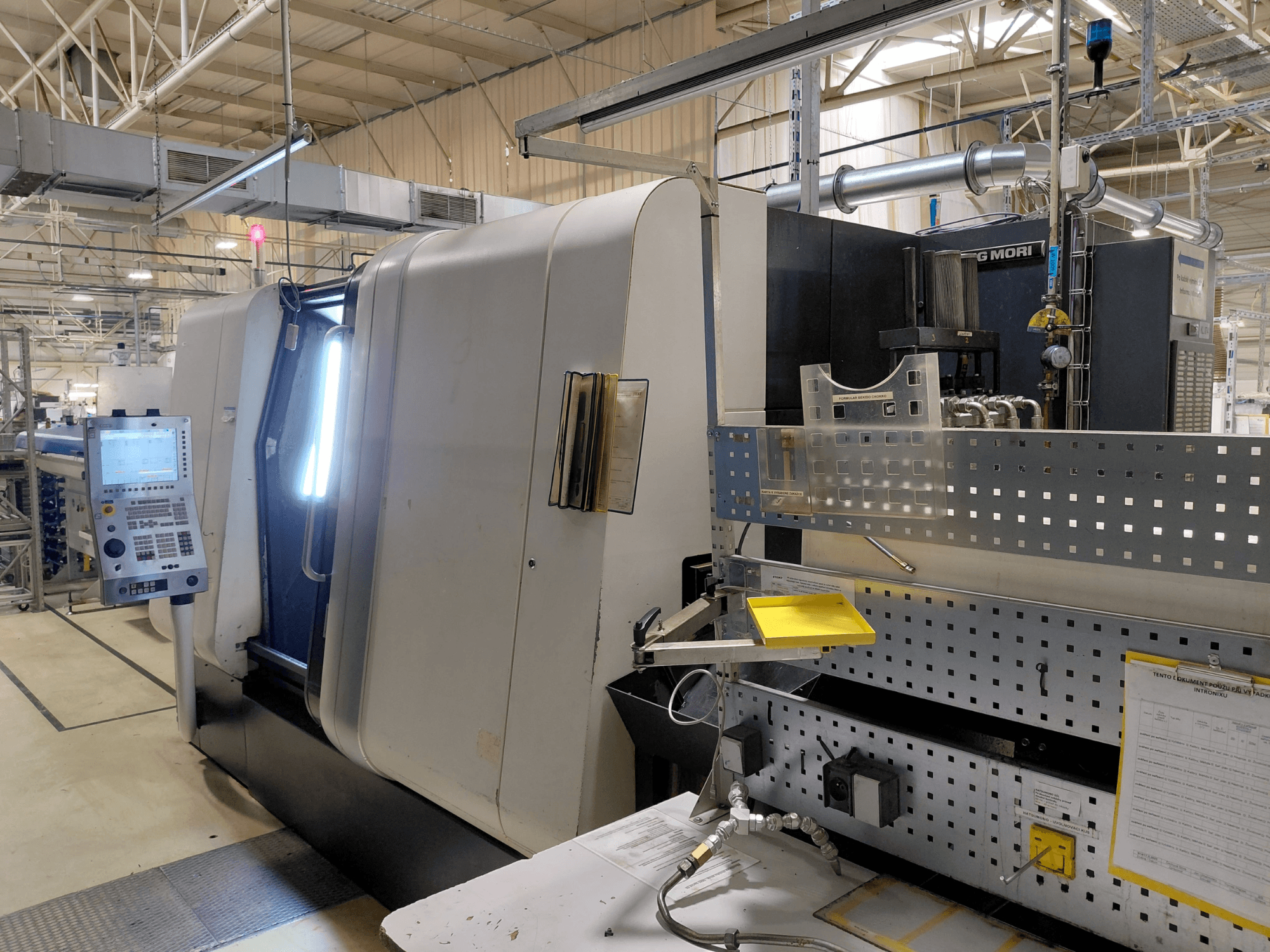 Vícevřetenový soustruh DMG MORI Sprint 65 linear, pohled zepředu, zobrazující ovládací panel a funkce stroje.