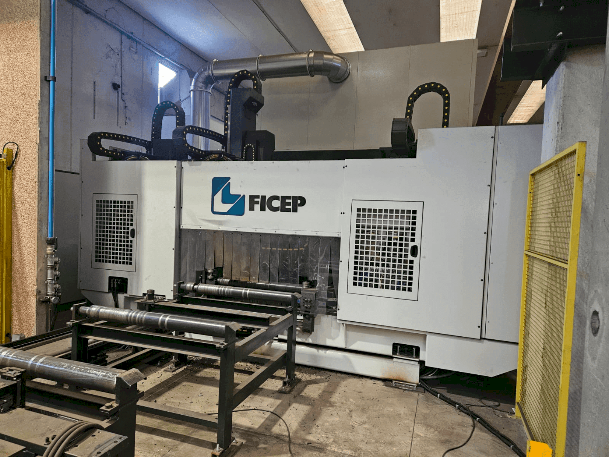 Čelní pohled na FICEP VALIANT 1004 VLFRC stroj