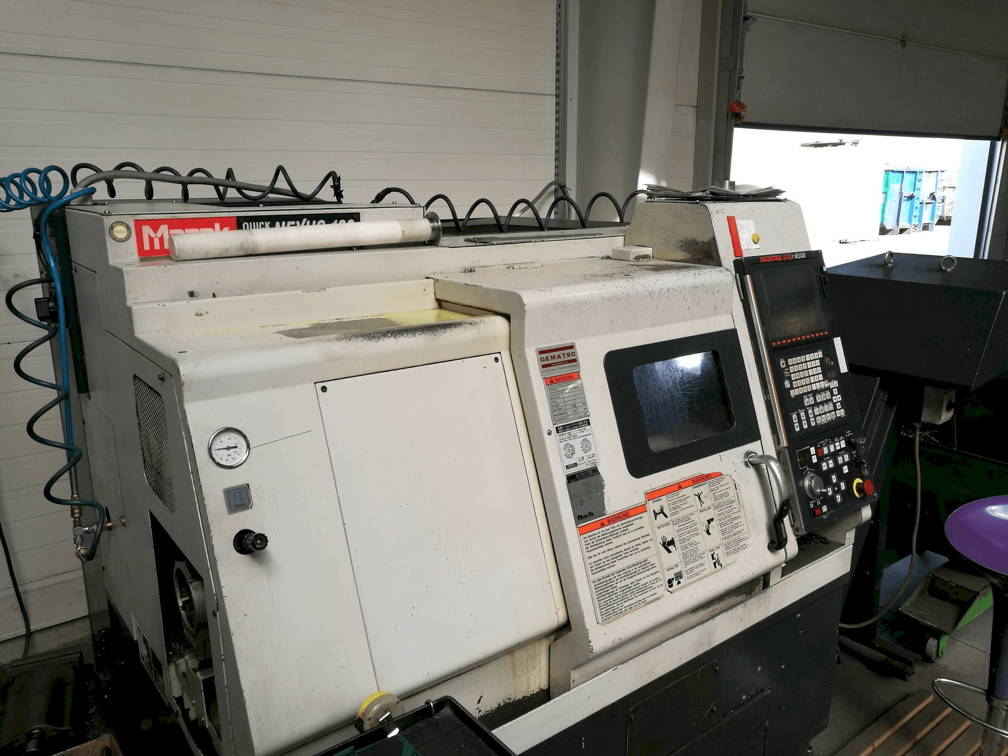 Levý boční pohled na Mazak QT NEXUS 100 stroj