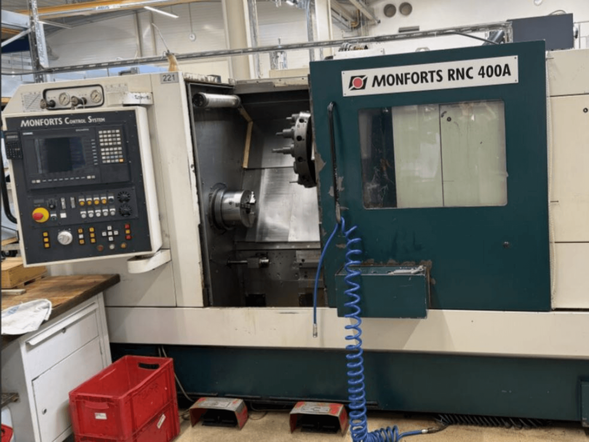 Horizontální soustruh Monforts RNC 400 A, pohled zepředu, ukázka ovládacího panelu a pracovního prostoru se zvýrazněnými funkcemi.