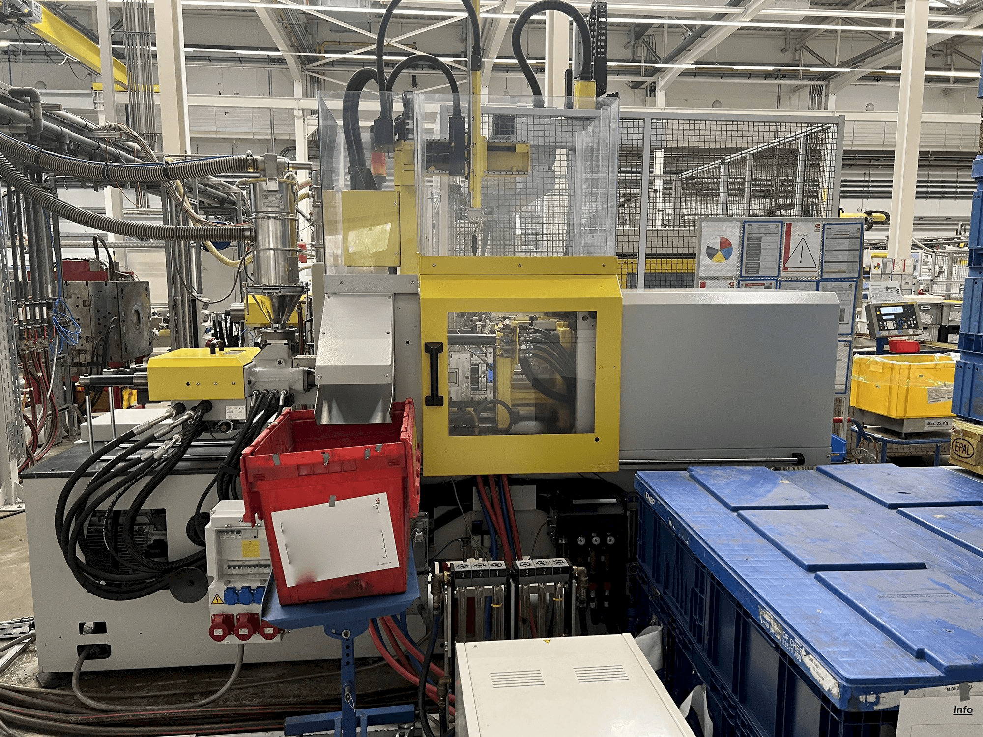 Čelní pohled na Arburg 270S 350 - 70 stroj