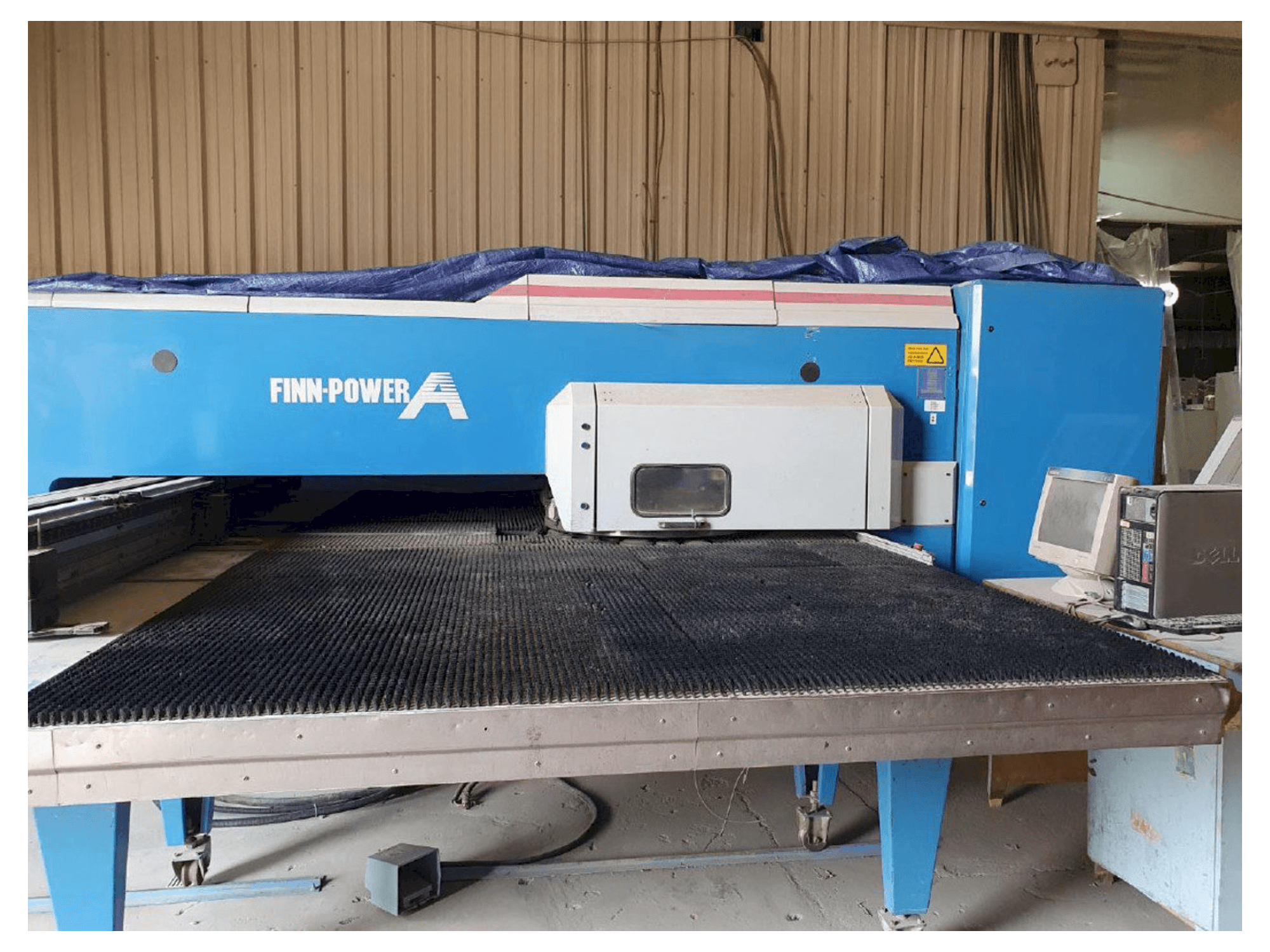 Čelní pohled na Finn-Power A5-5 FB stroj