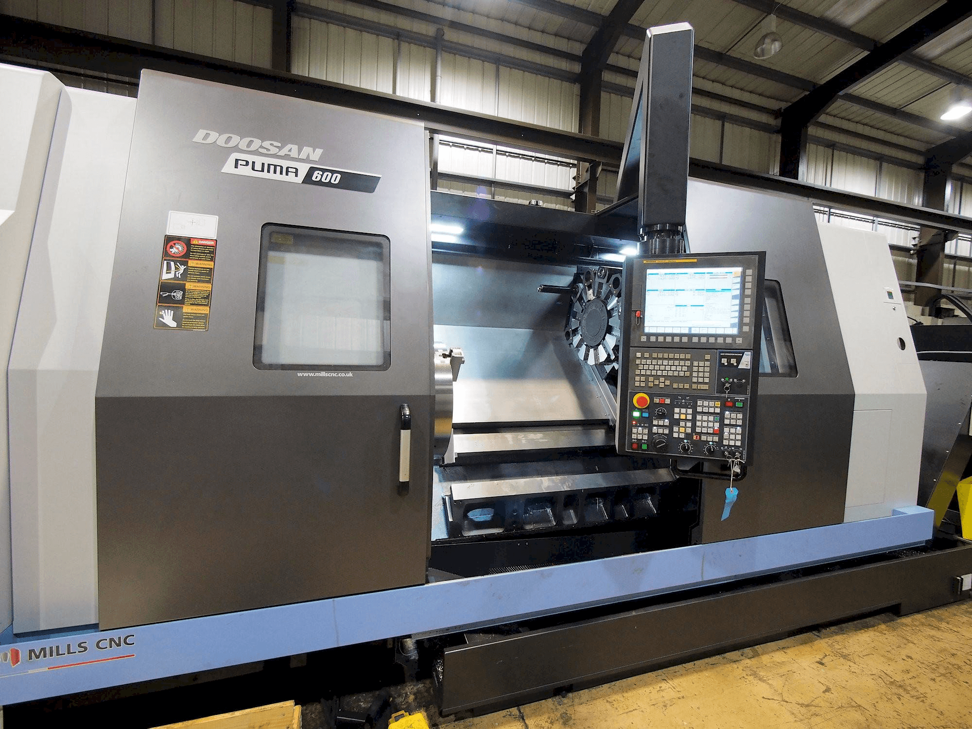 Čelní pohled na Doosan Puma 600 stroj