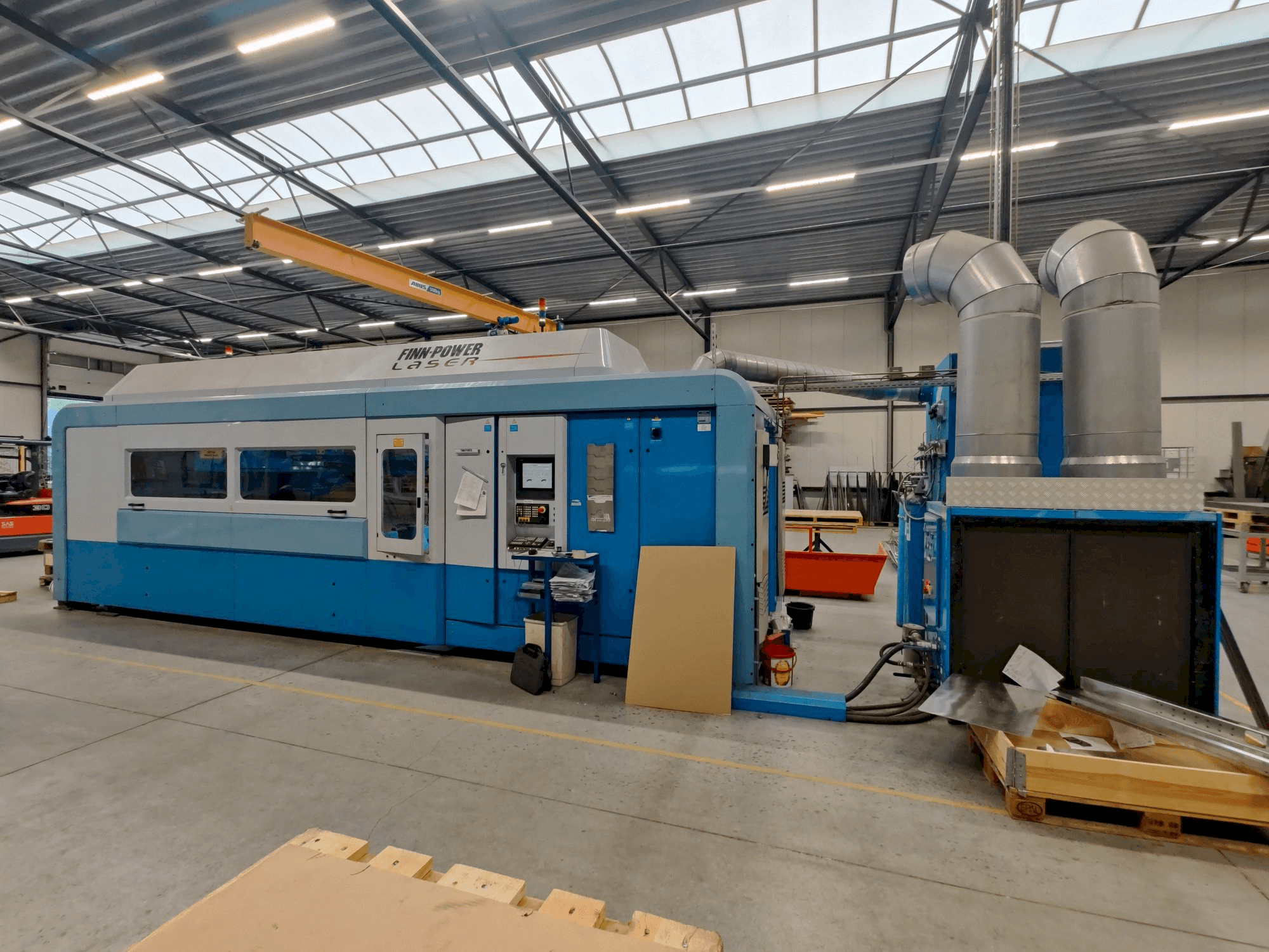 Čelní pohled na Finn-Power FPL6-B stroj