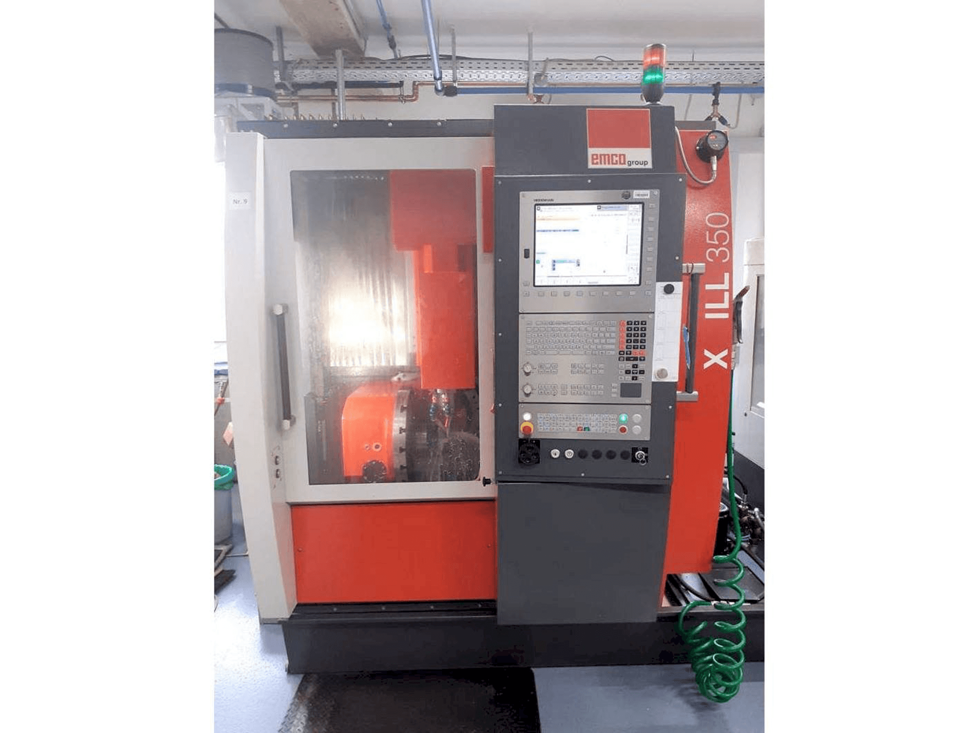 Čelní pohled na EMCO Maxxmill 350 stroj