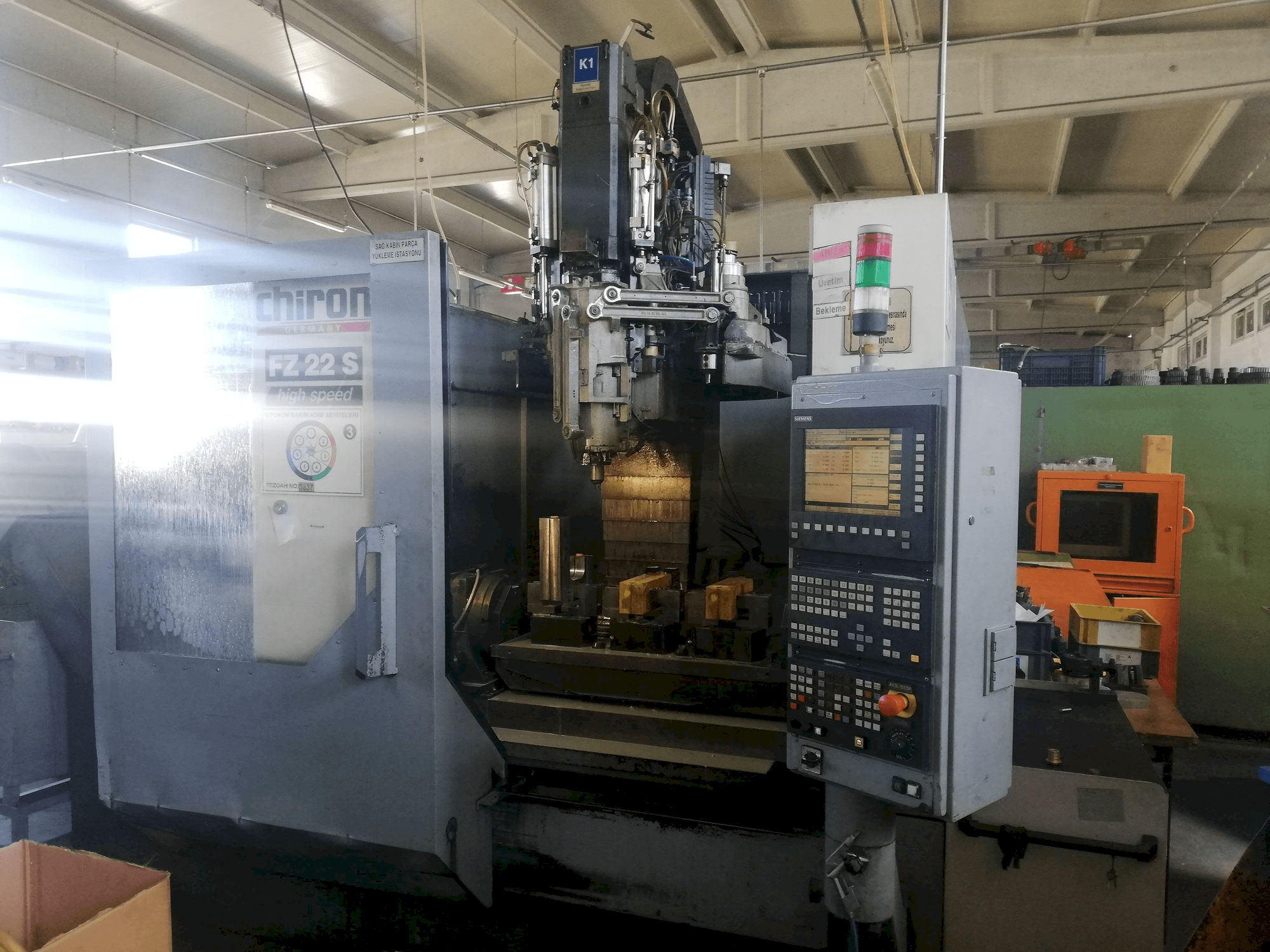 Čelní pohled na CHIRON FZ 22 S stroj