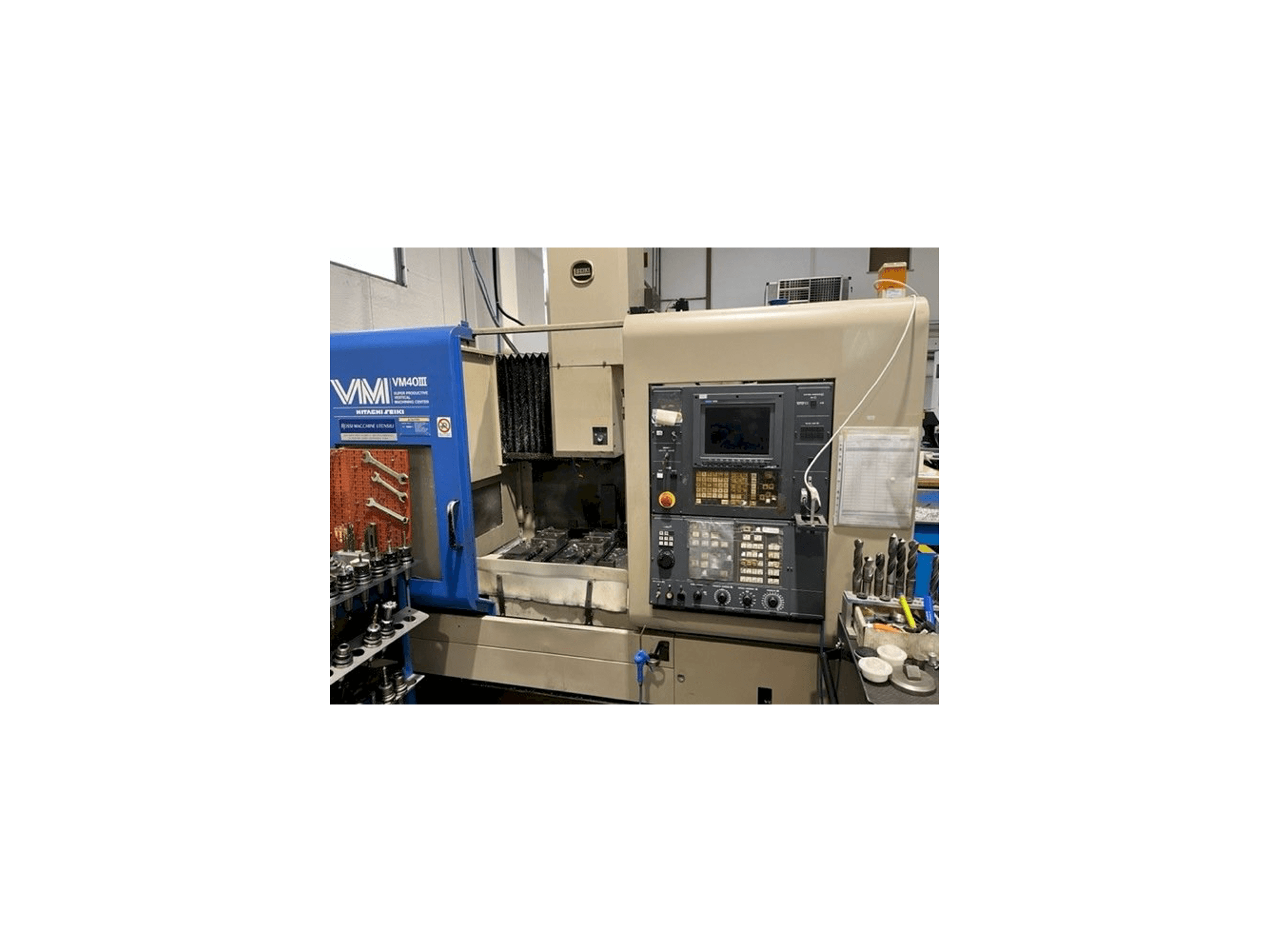 Čelní pohled na HITACHI SEIKI VM40 stroj