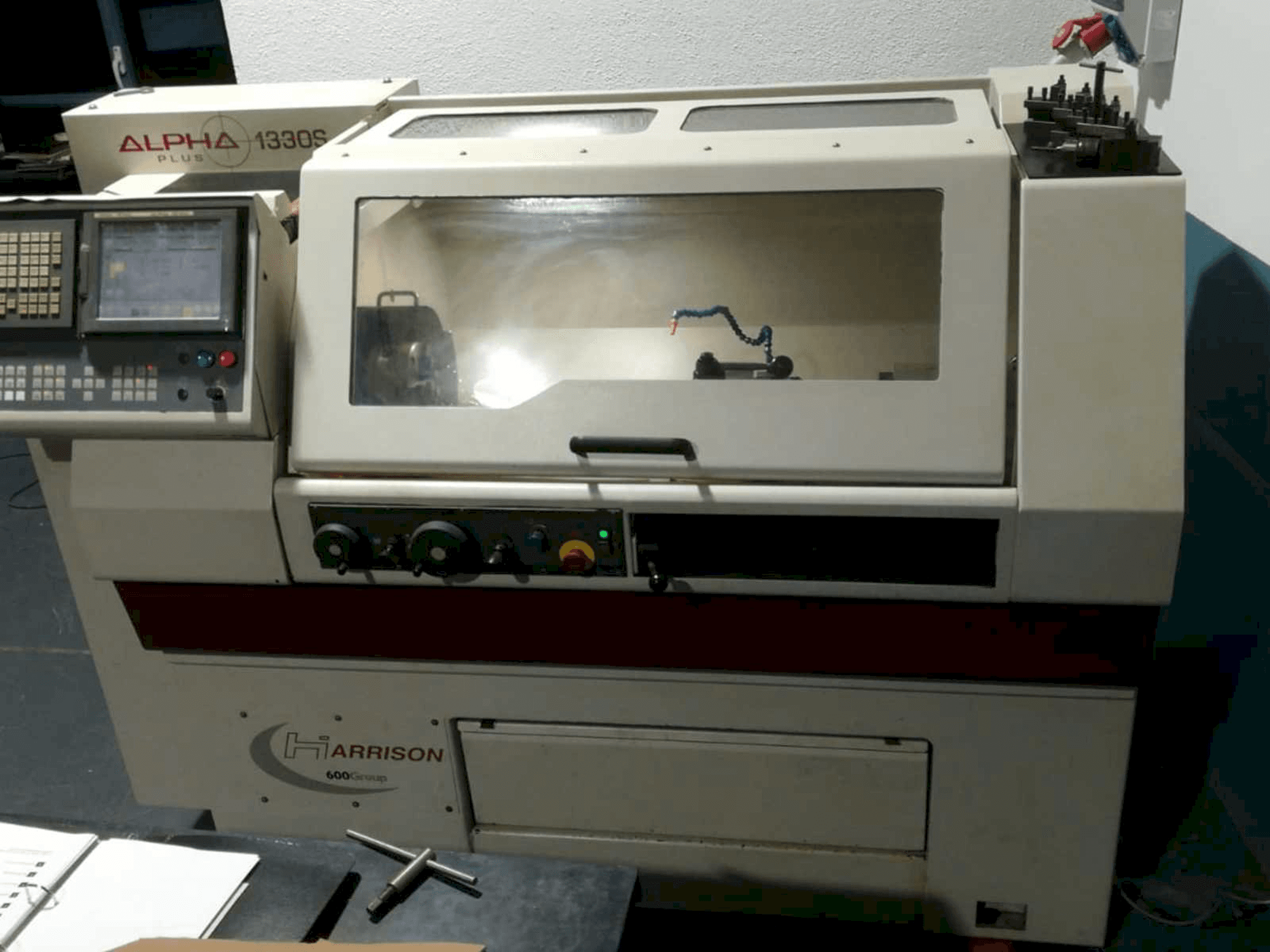 Čelní pohled na Harrison Alpha 1330S Plus stroj