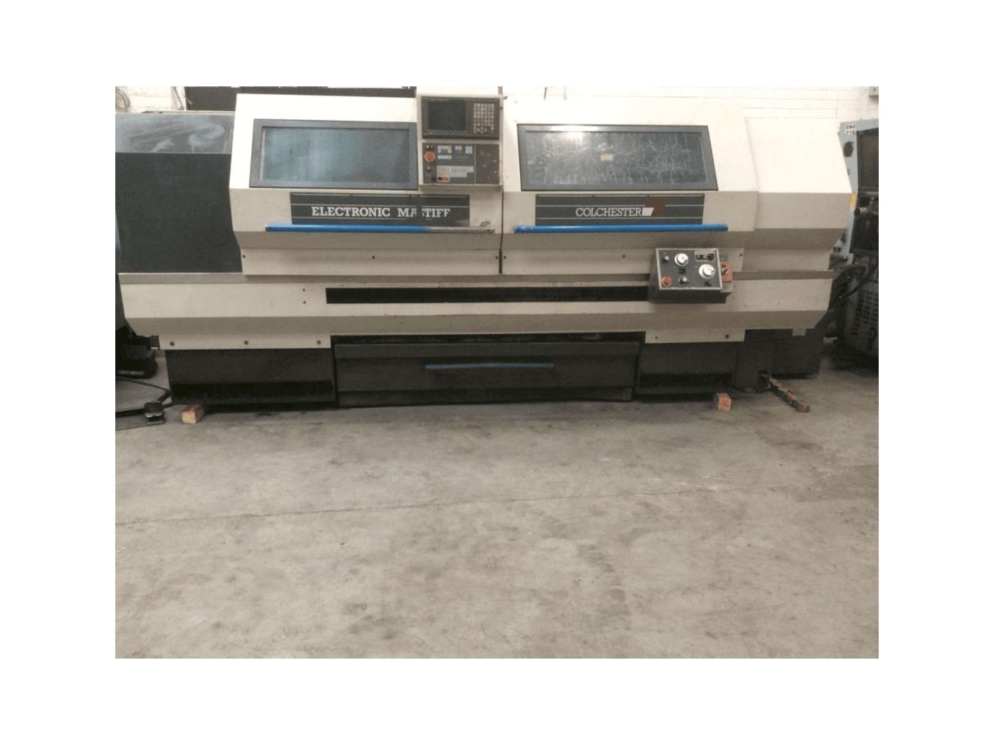Čelní pohled na Colchester Electronic Mastiff stroj