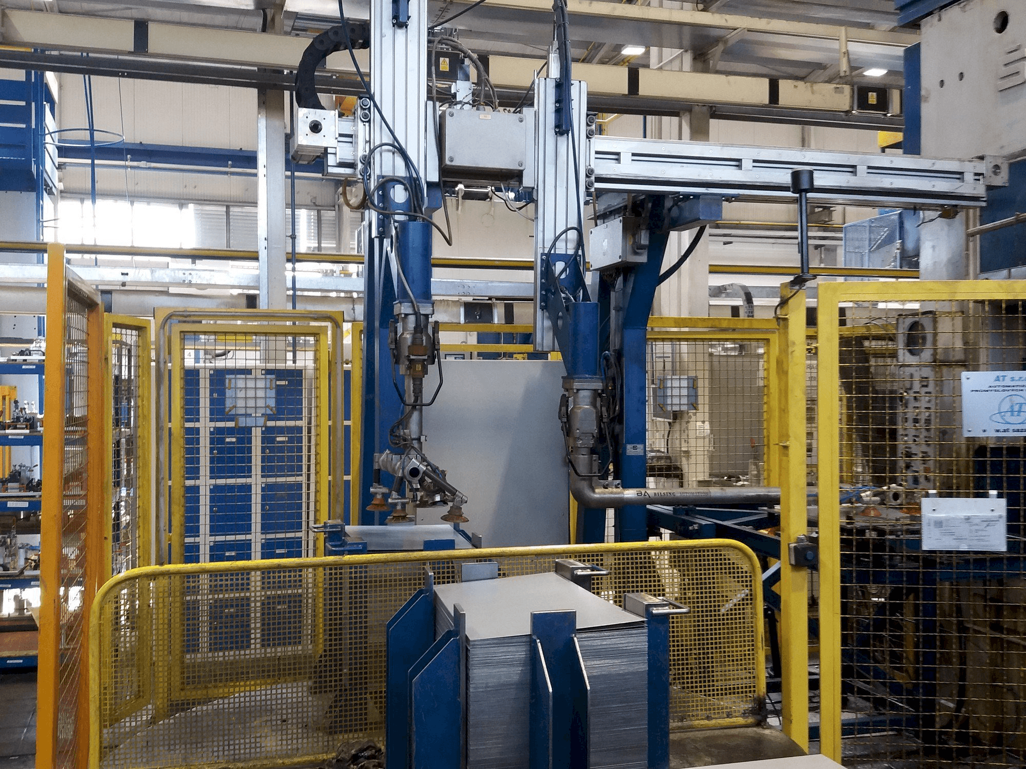 Čelní pohled na SMERAL LKT 250 stroj