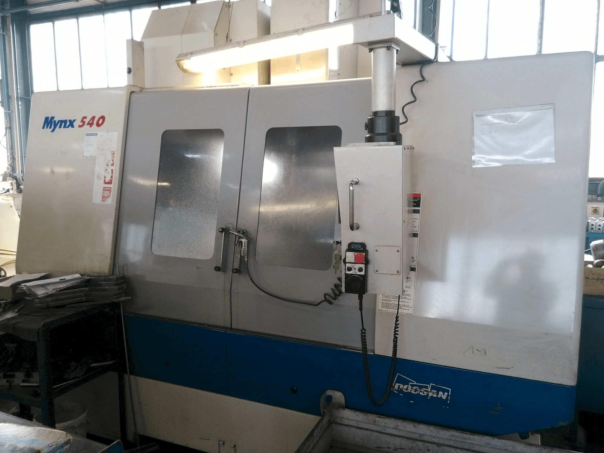 Čelní pohled na Doosan Mynx 540 stroj