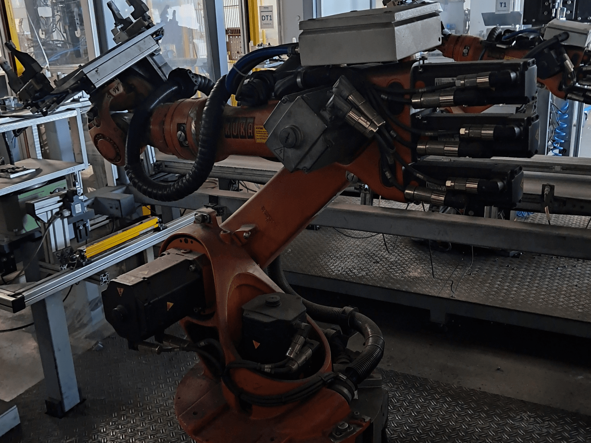 Robotické rameno KUKA KR 16-2 s řídicí jednotkou KRC 4, boční pohled znázorňující klouby, kabely a upevnění nástroje.