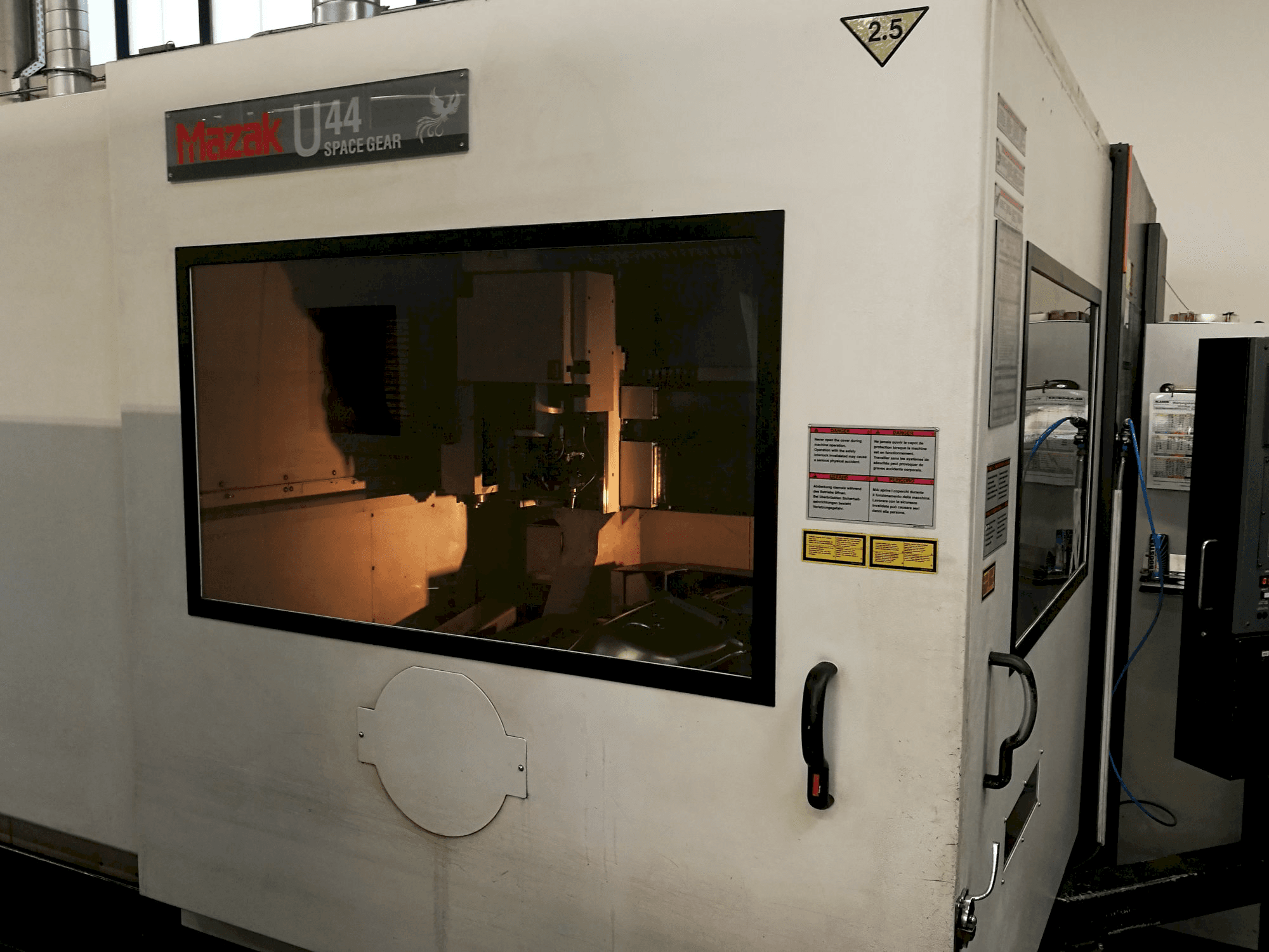 Levý pohled na Mazak Space Gear-U44 stroj