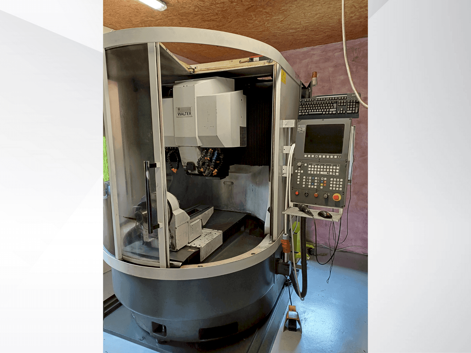 Čelní pohled na WALTER Helitronic Power Regrinder stroj