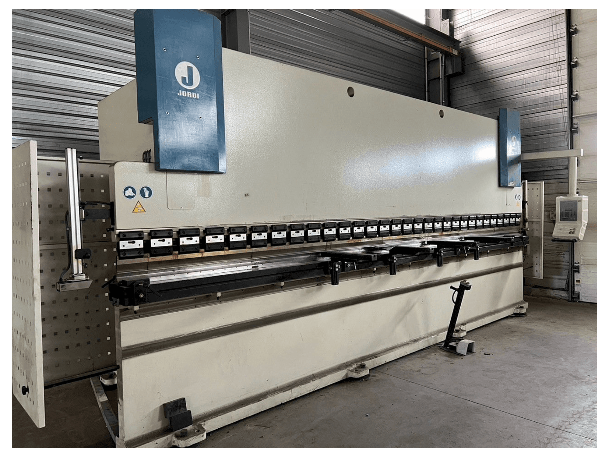 Čelní pohled na JORDI PH 6225 stroj