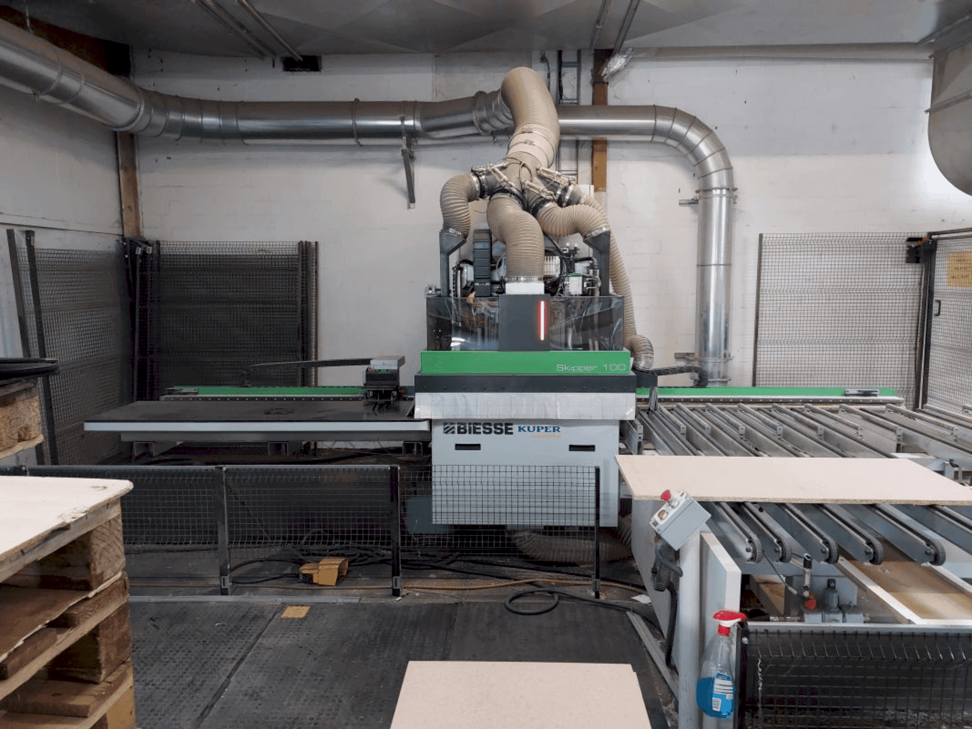 Čelní pohled na BIESSE SKIPPER 100 L stroj