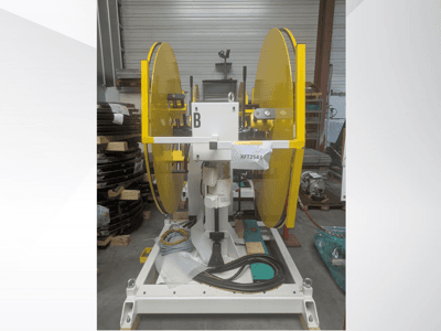 Žluté kotoučové pily namontované na bílém podstavci stroje, pohled zepředu; model XFT2543, s viditelnou kabeláží a součástmi.