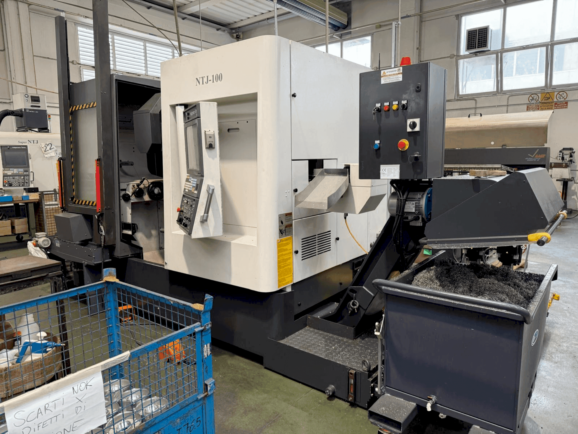 Čelní pohled na NAKAMURA Super NTJ100 stroj
