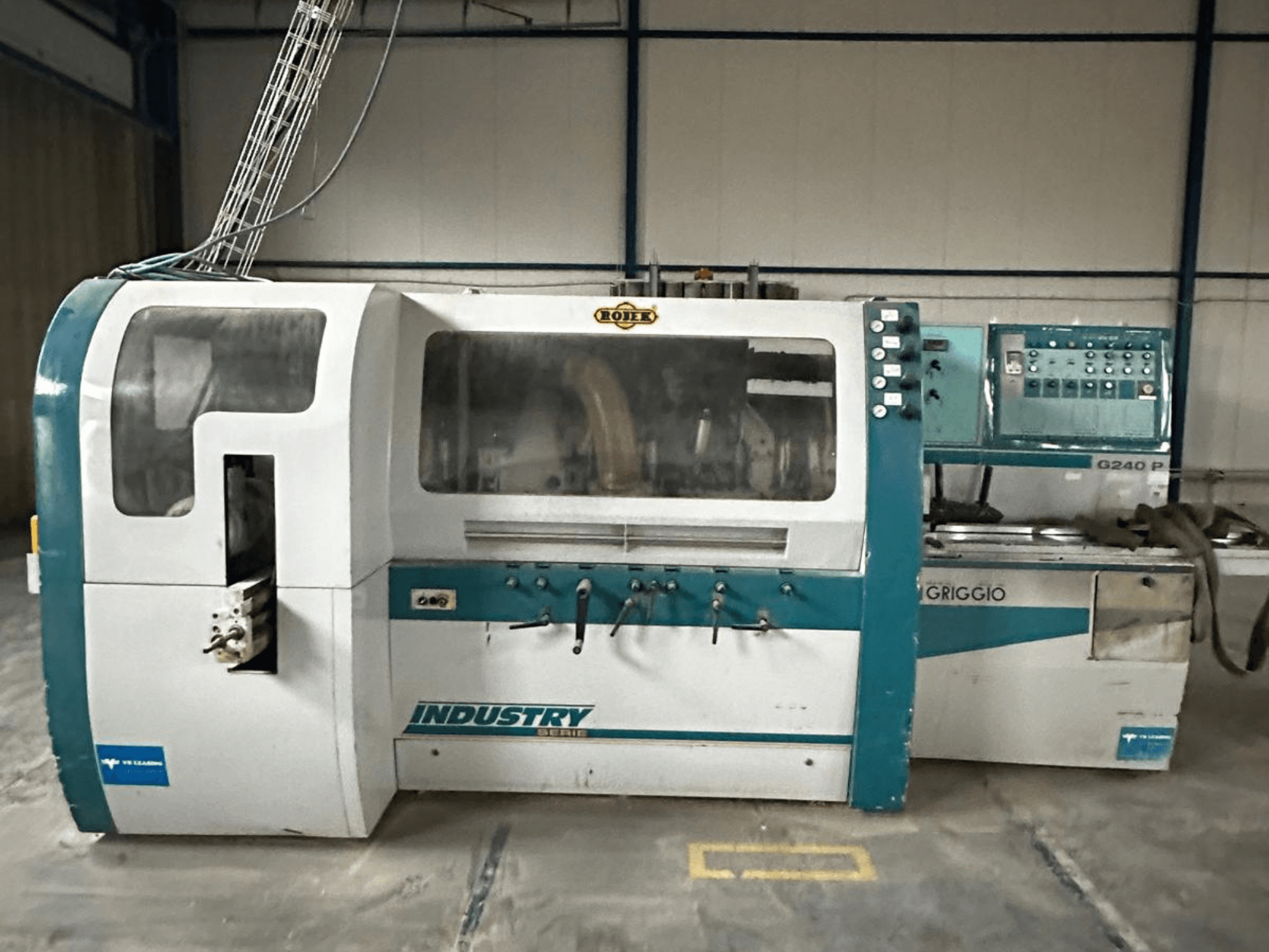 Stroj Griggio Industry G240 P, pohled zepředu, s ovládacím panelem a průhledným krytem, který ukazuje vnitřní mechanismy.