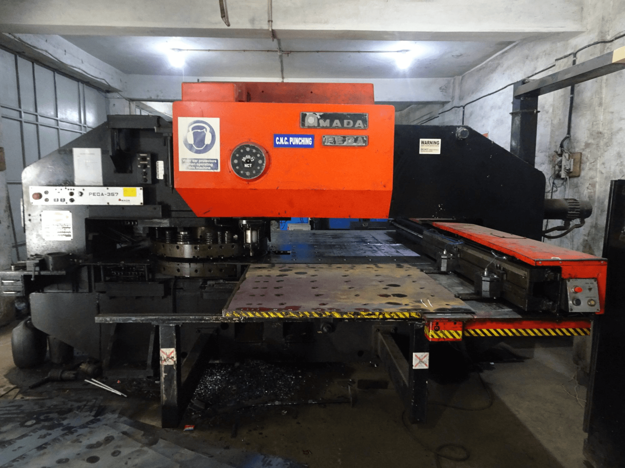 Čelní pohled na AMADA PEGA 357 stroj