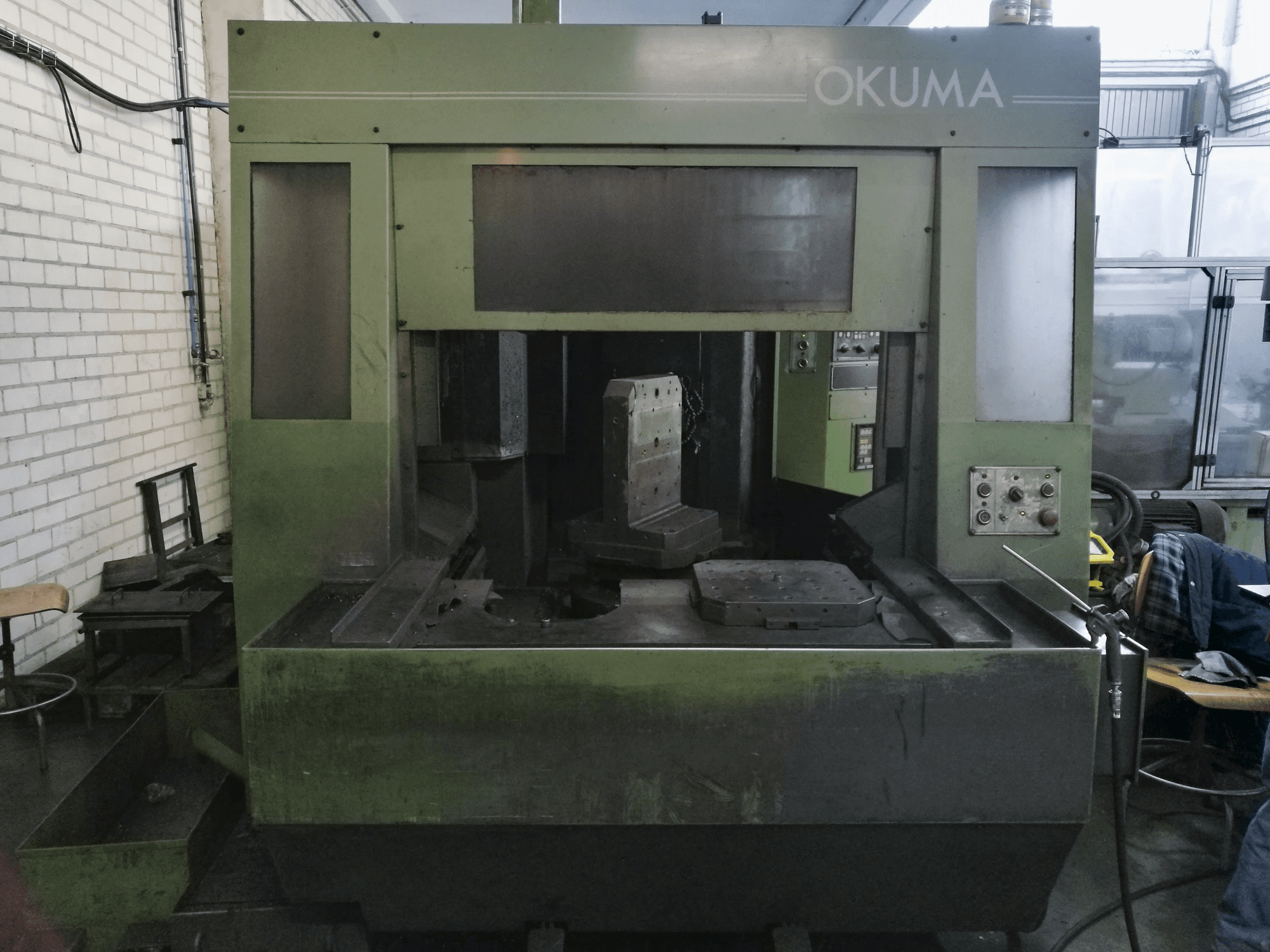 Čelní pohled na Okuma MC-40H stroj