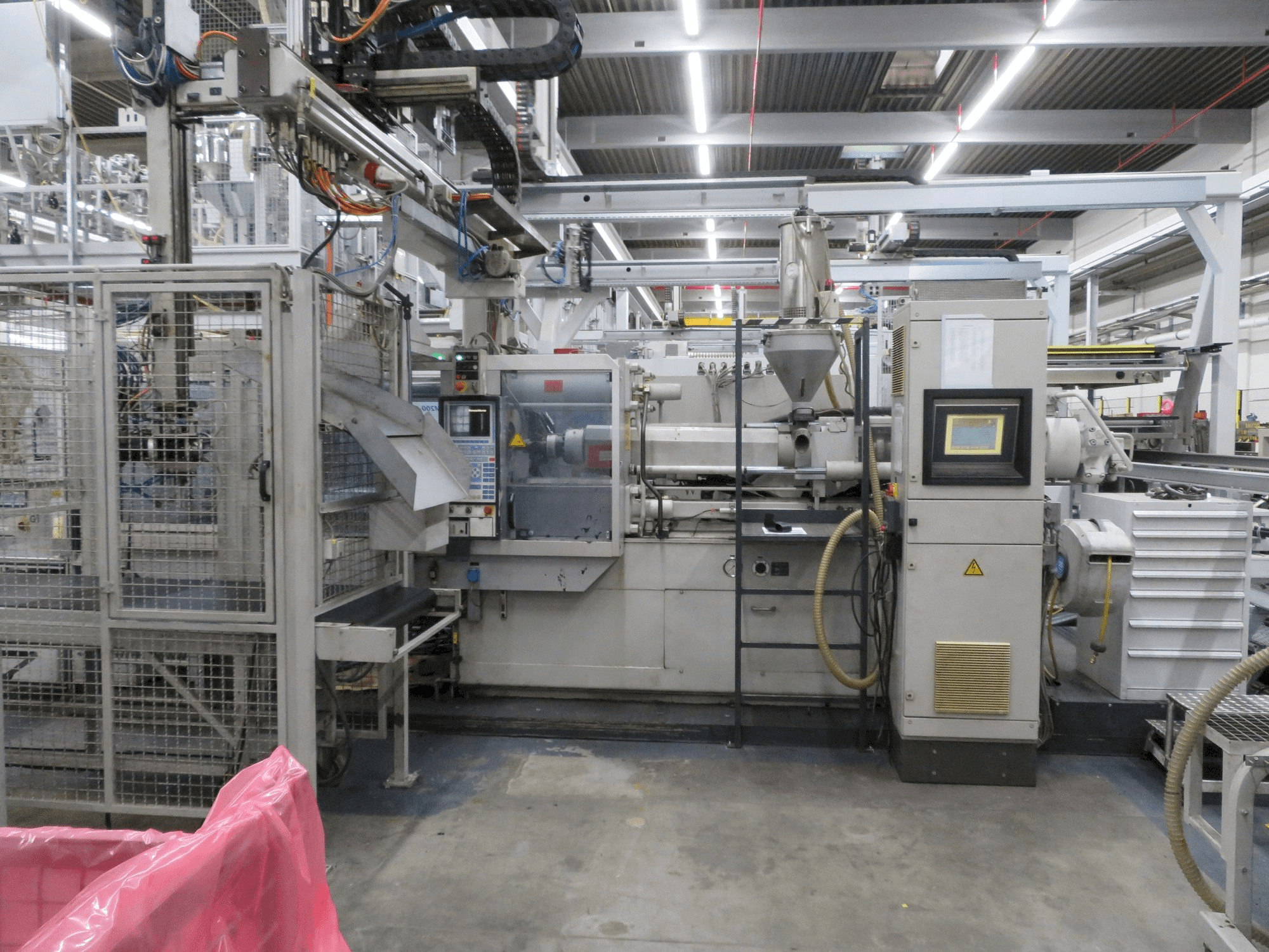 Čelní pohled na Krauss Maffei 200-1400 C2 stroj