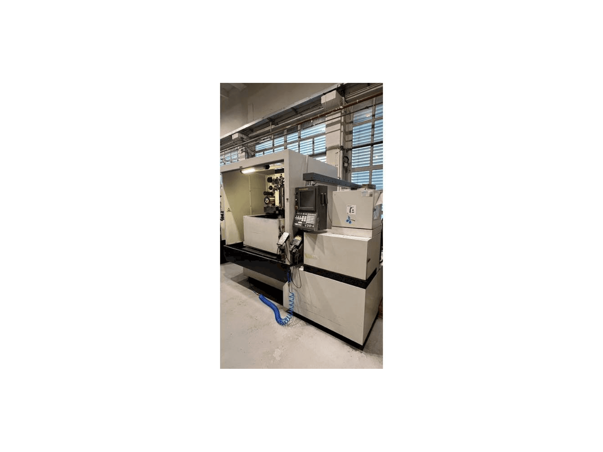 Čelní pohled na FANUC ROBOCUT Alfa-1iC stroj