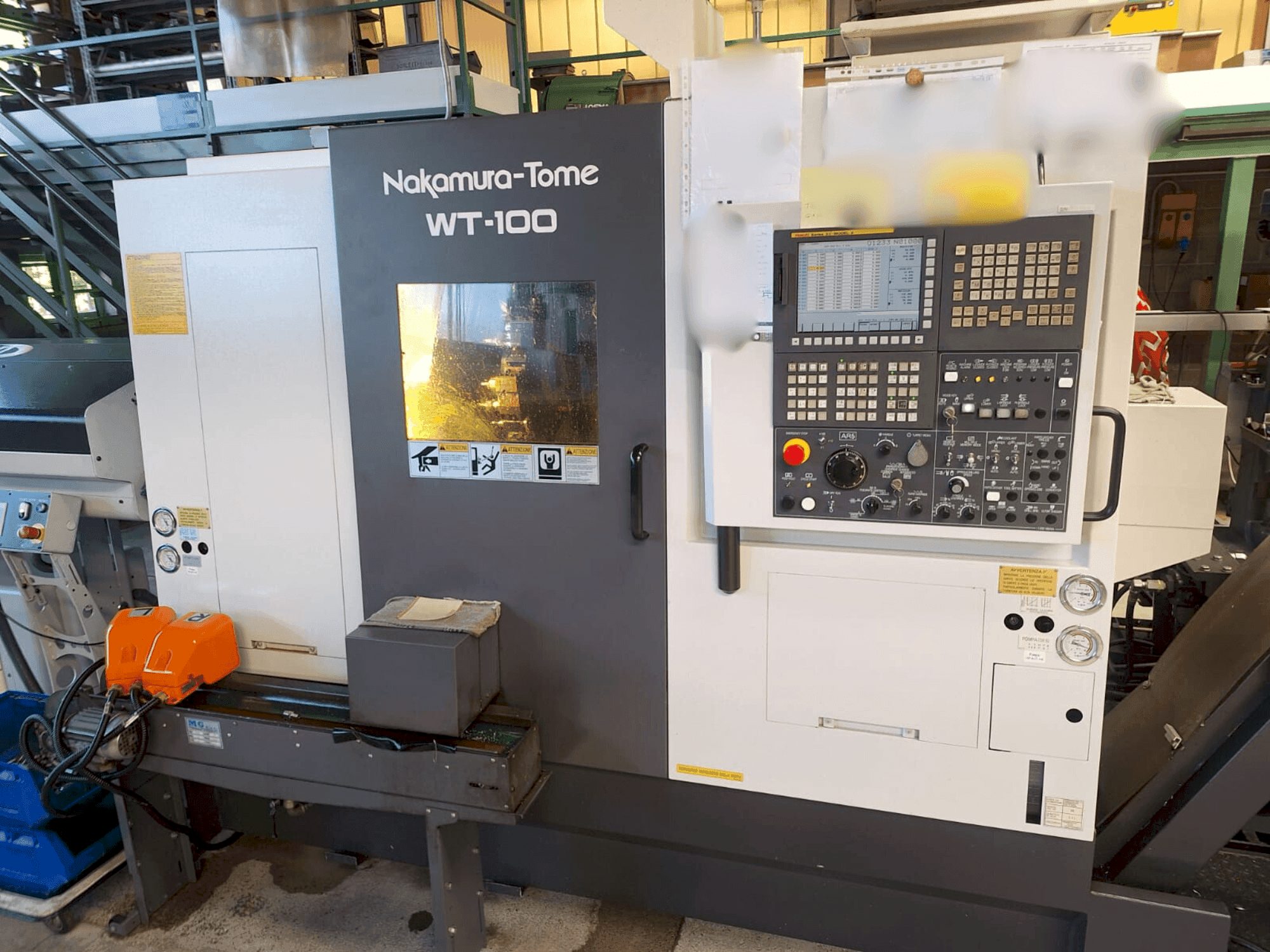 Čelní pohled na NAKAMURA-TOME WT-100 stroj