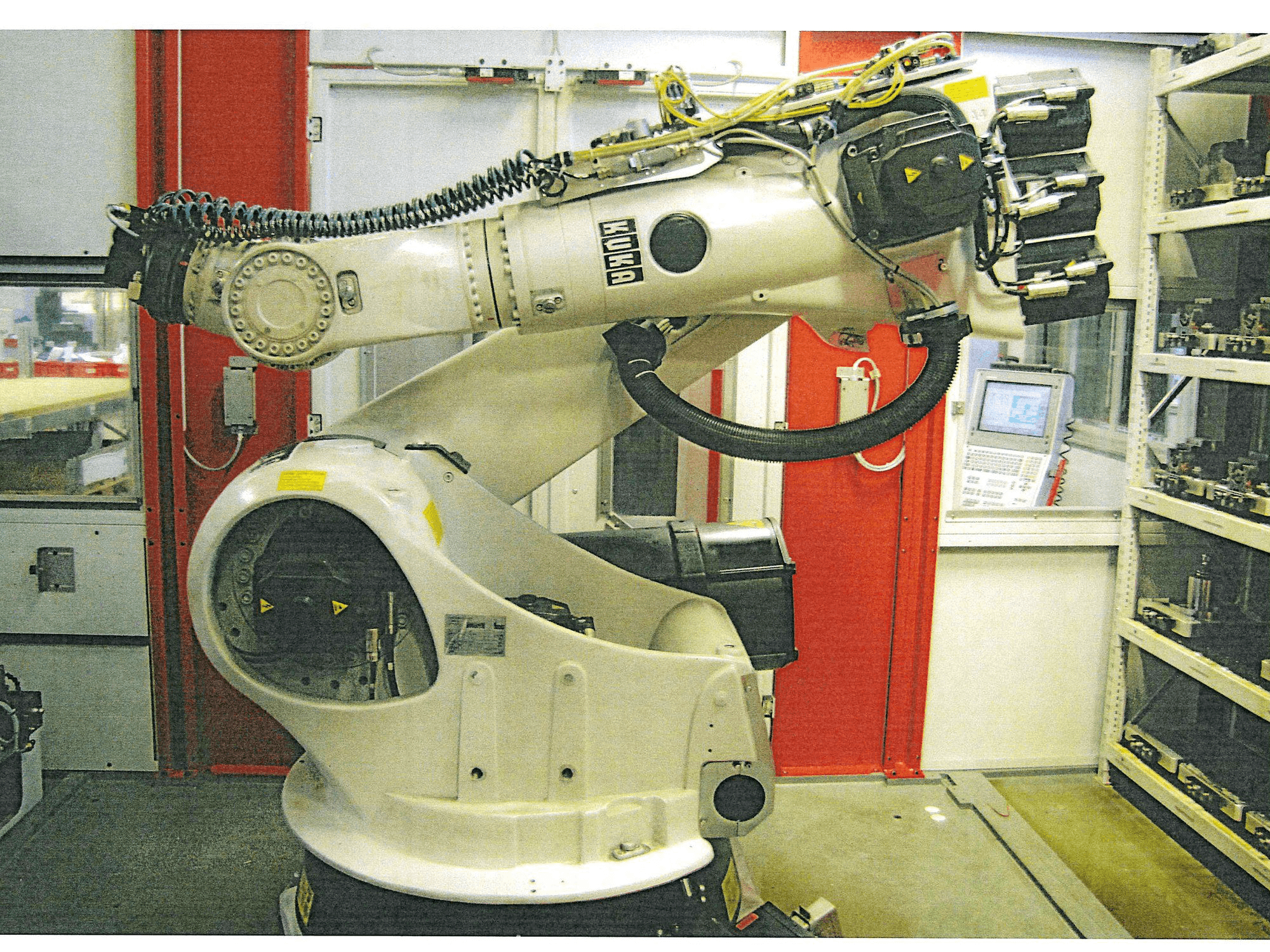 Levý boční pohled na KUKA KR 150-2 2000 stroj