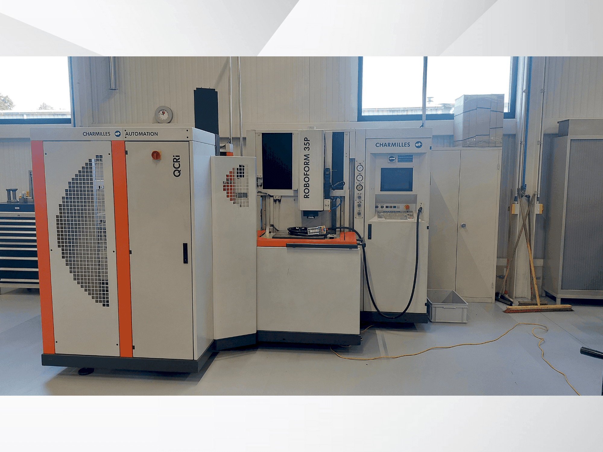 Čelní pohled na CHARMILLES ROBOFORM 35P stroj