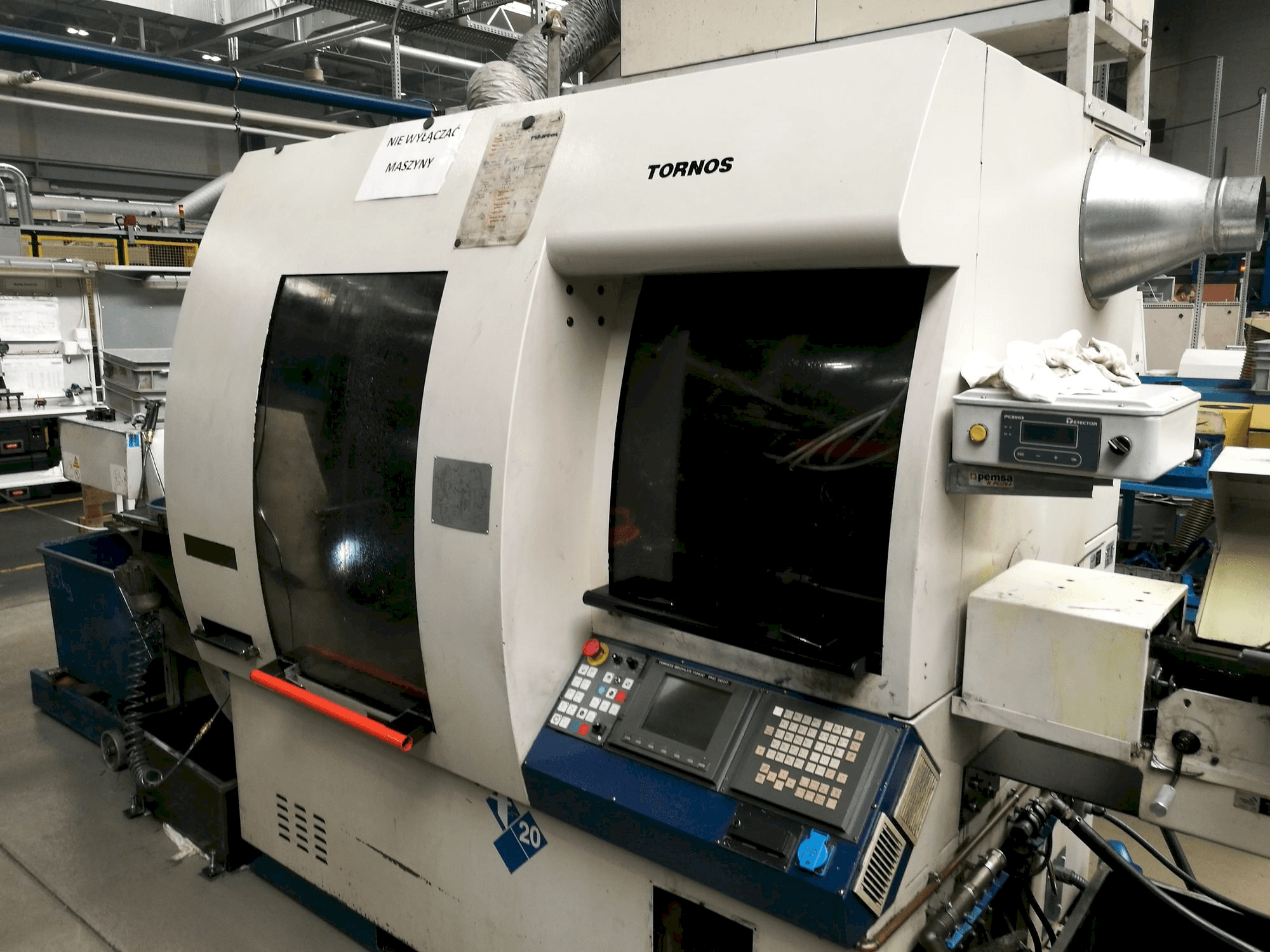 Čelní pohled na Tornos Deco-2000/20 stroj