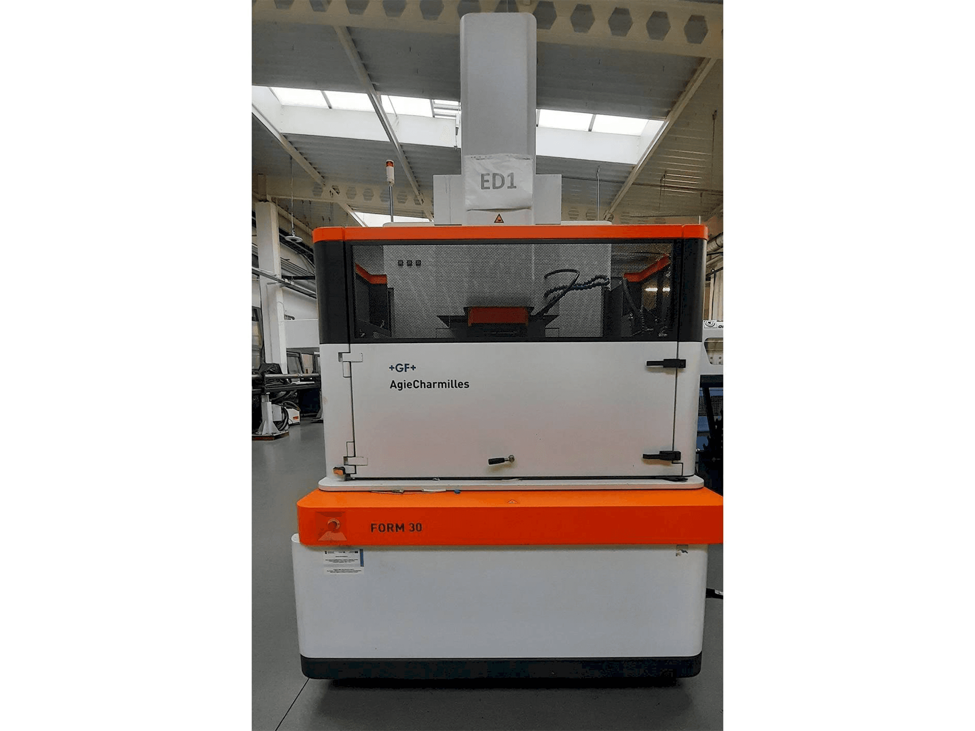 Čelní pohled na AgieCharmilles FORM 30 stroj