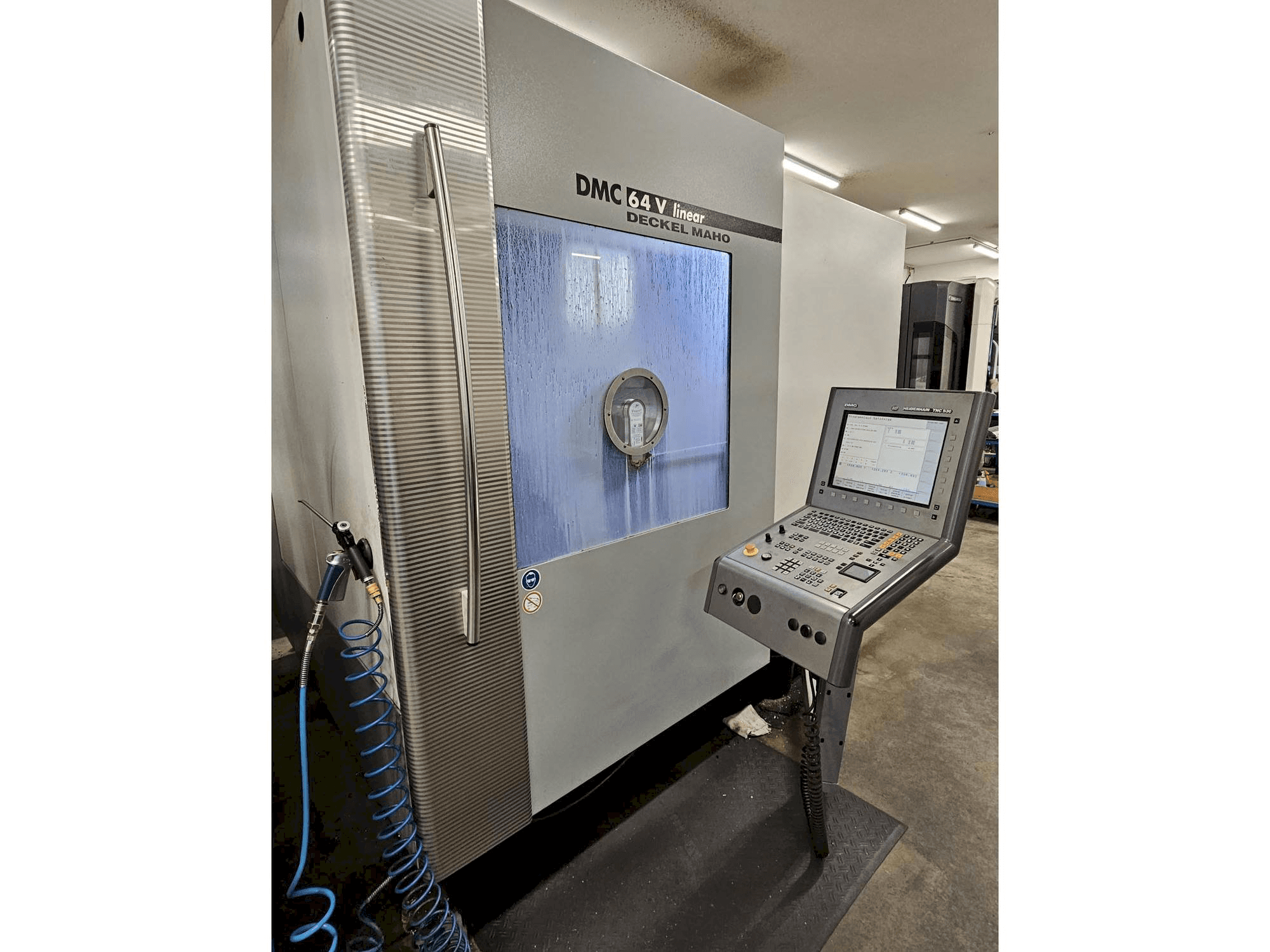 Čelní pohled na DMG DMC64V stroj