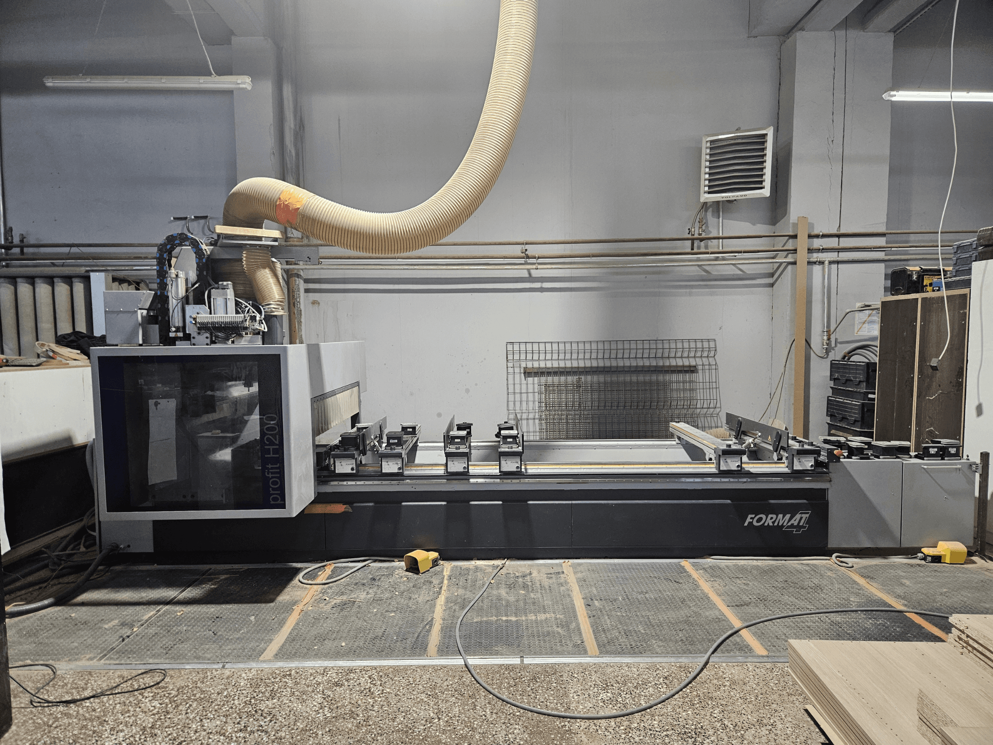 CNC stroj FORMAT profit H200 v dílně, boční pohled na pracovní plochu a systém odsávání prachu.