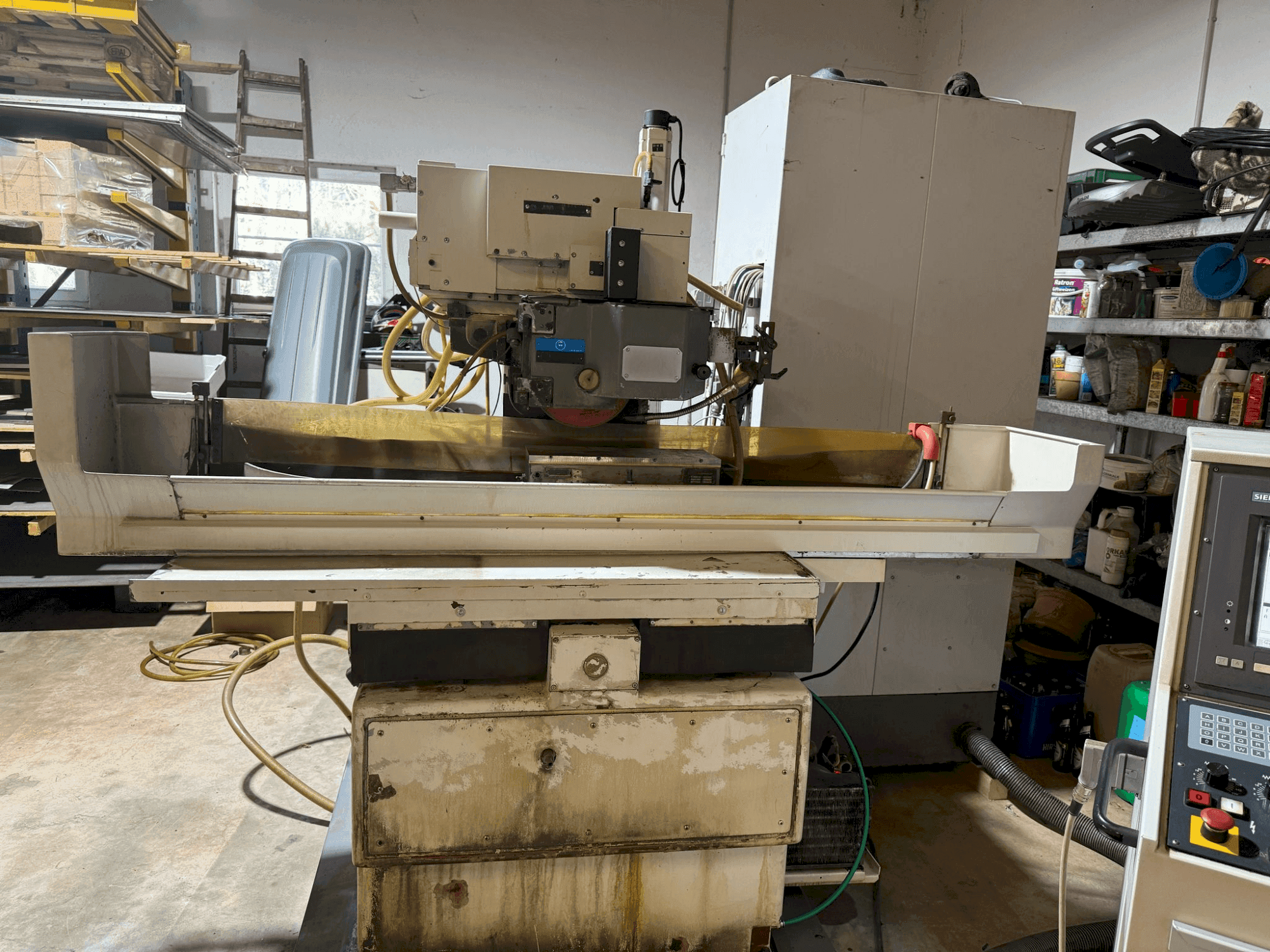 Čelní pohled na JUNG J 525C stroj