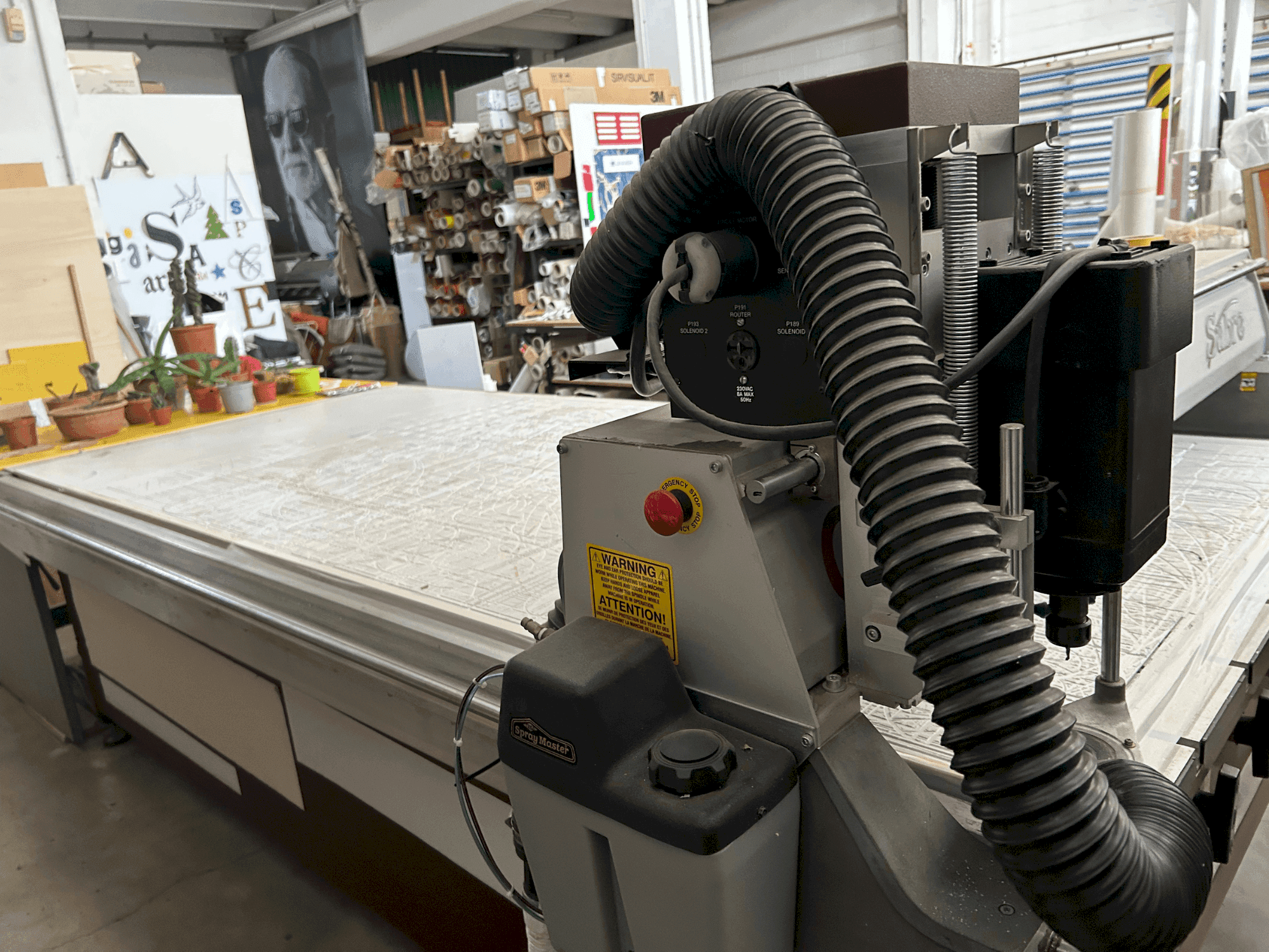 Čelní pohled na Gerber Sabre 408 stroj