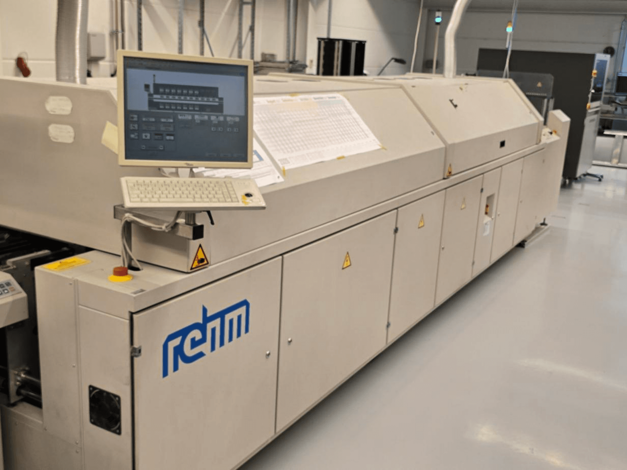 Automatizační zařízení REHM VXS nitro 2450, pohled zepředu; zahrnuje monitor, klávesnici a ovládací panel pro provoz.
