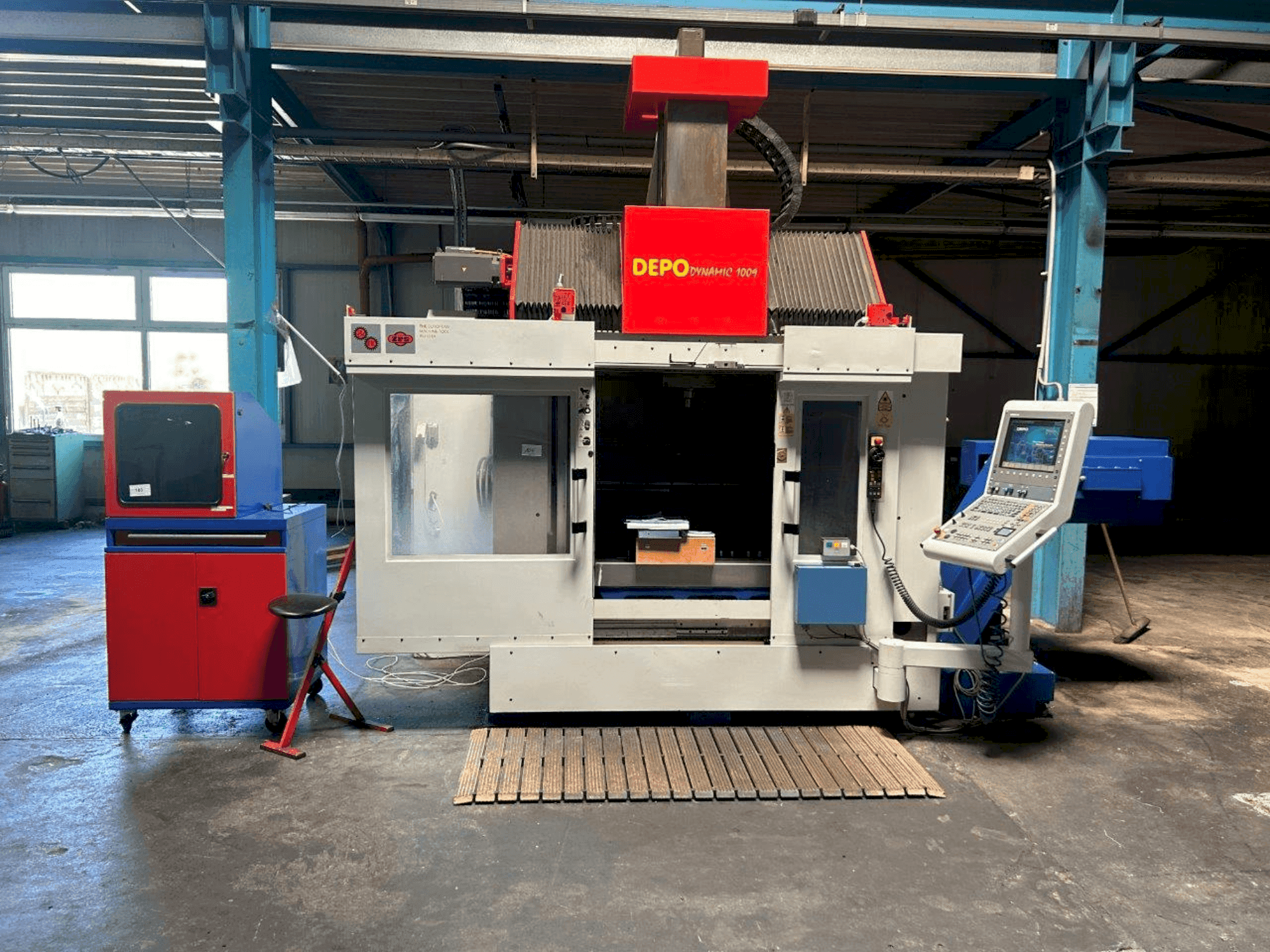 Čelní pohled na DEPO Dynamic 1009 stroj