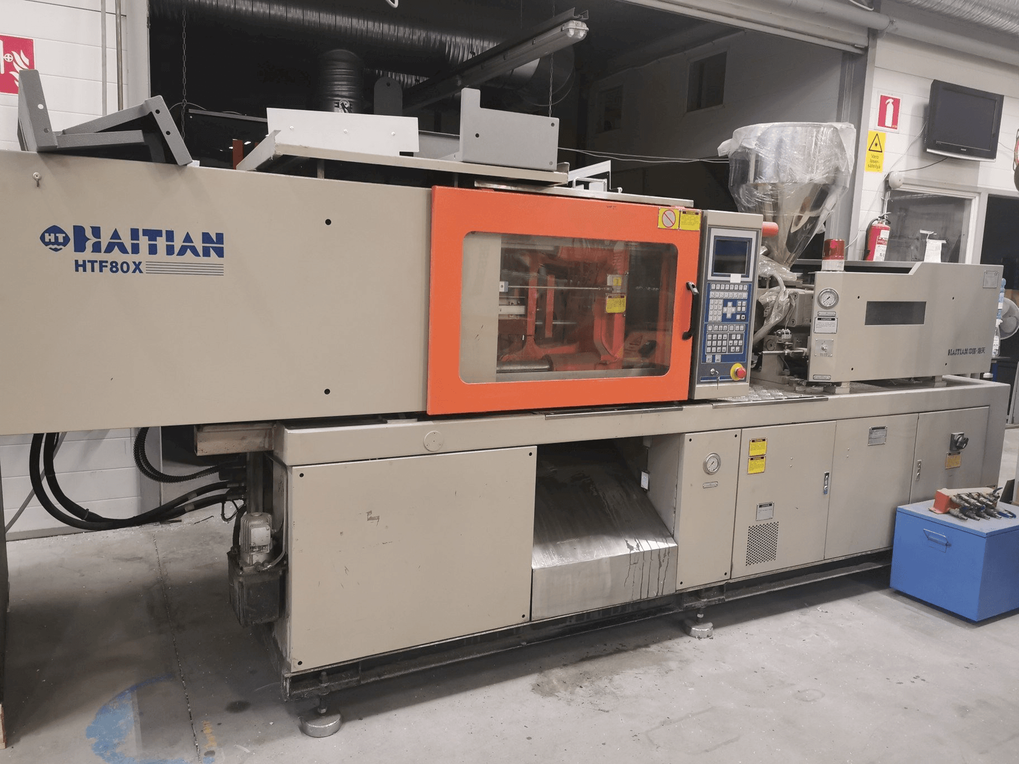 Čelní pohled na HAITIAN HTF80XA stroj