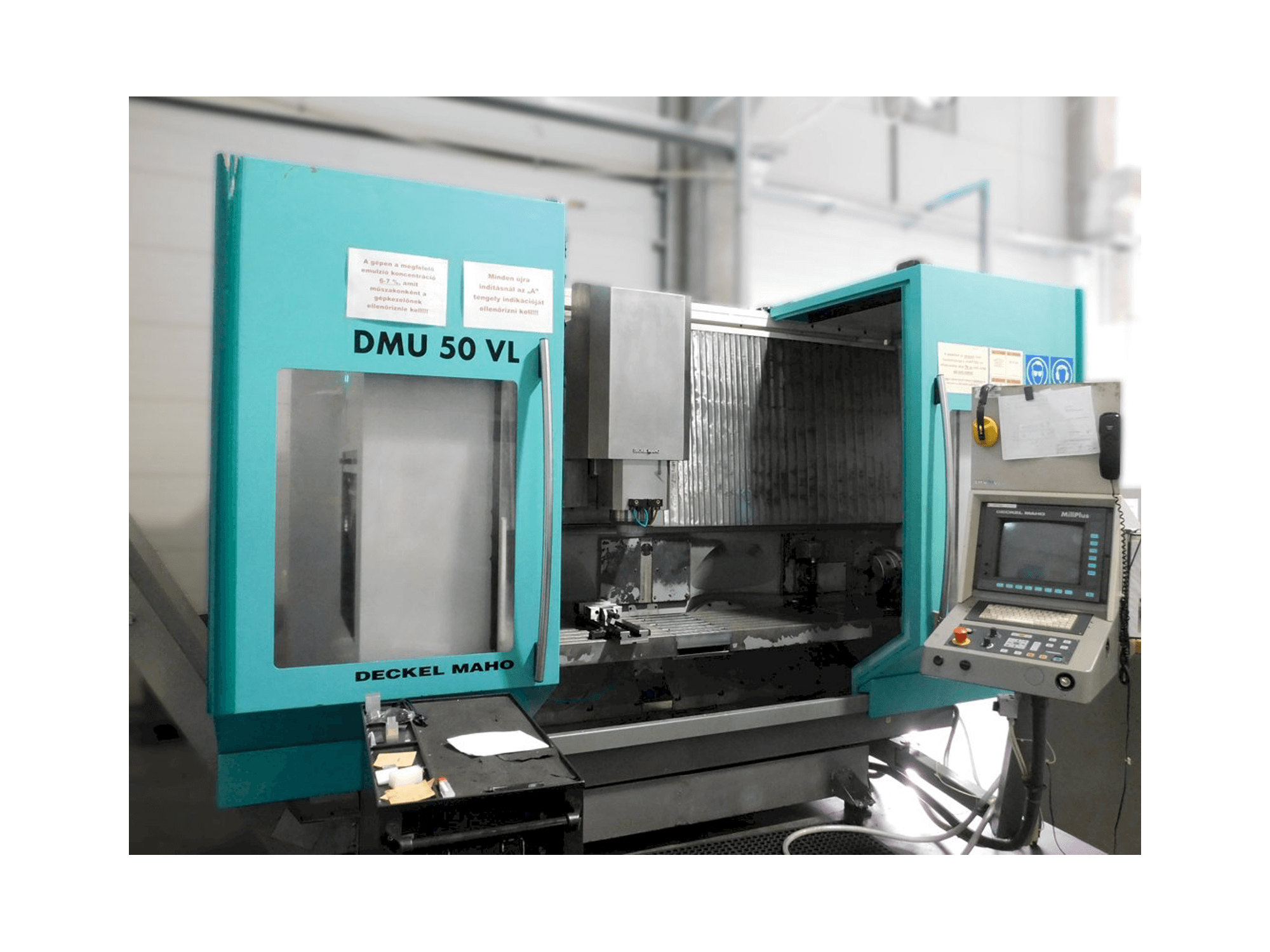 Čelní pohled na DMG DMU 50 VL stroj