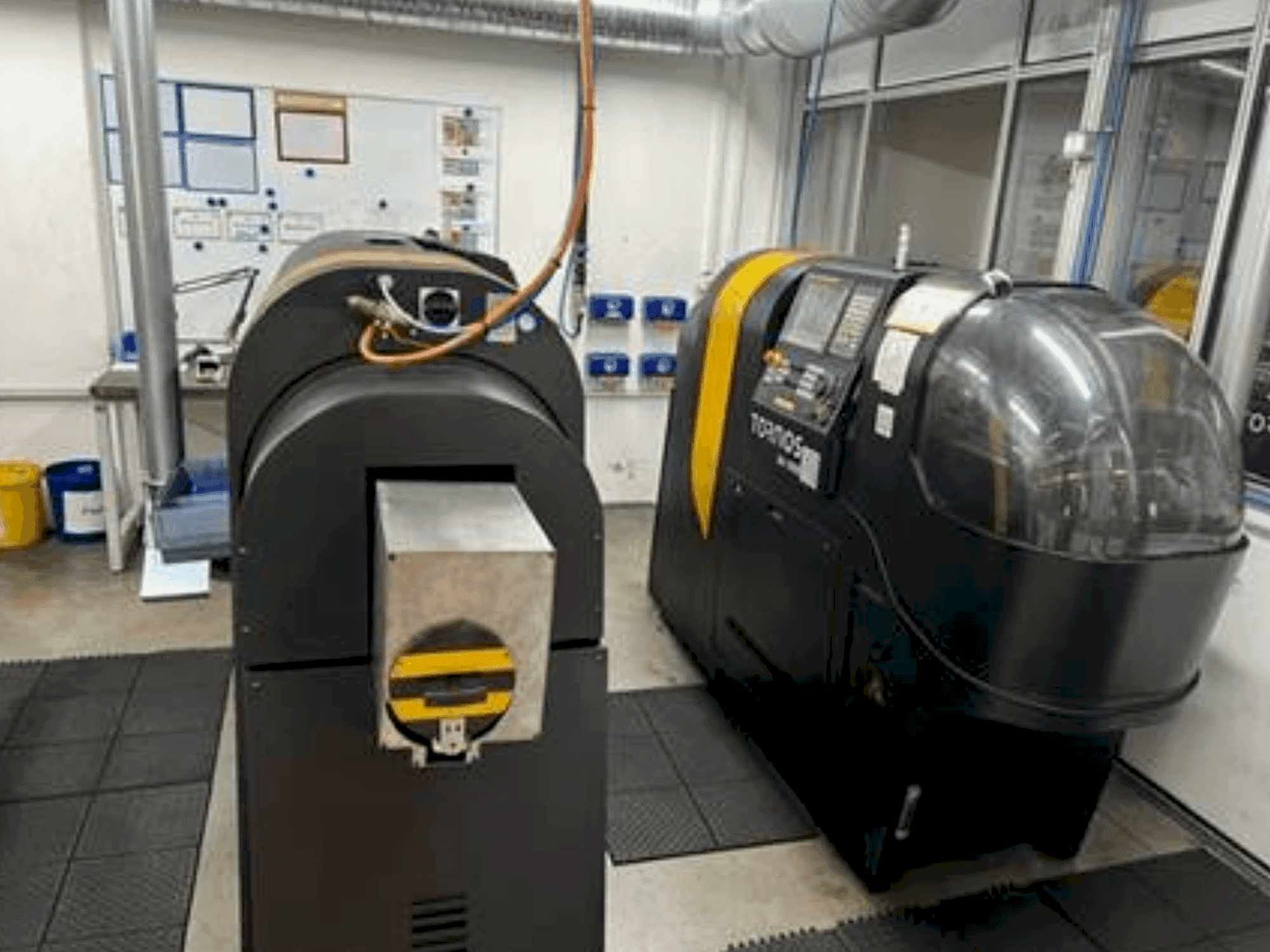 Čelní pohled na TORNOS BA 1008 stroj