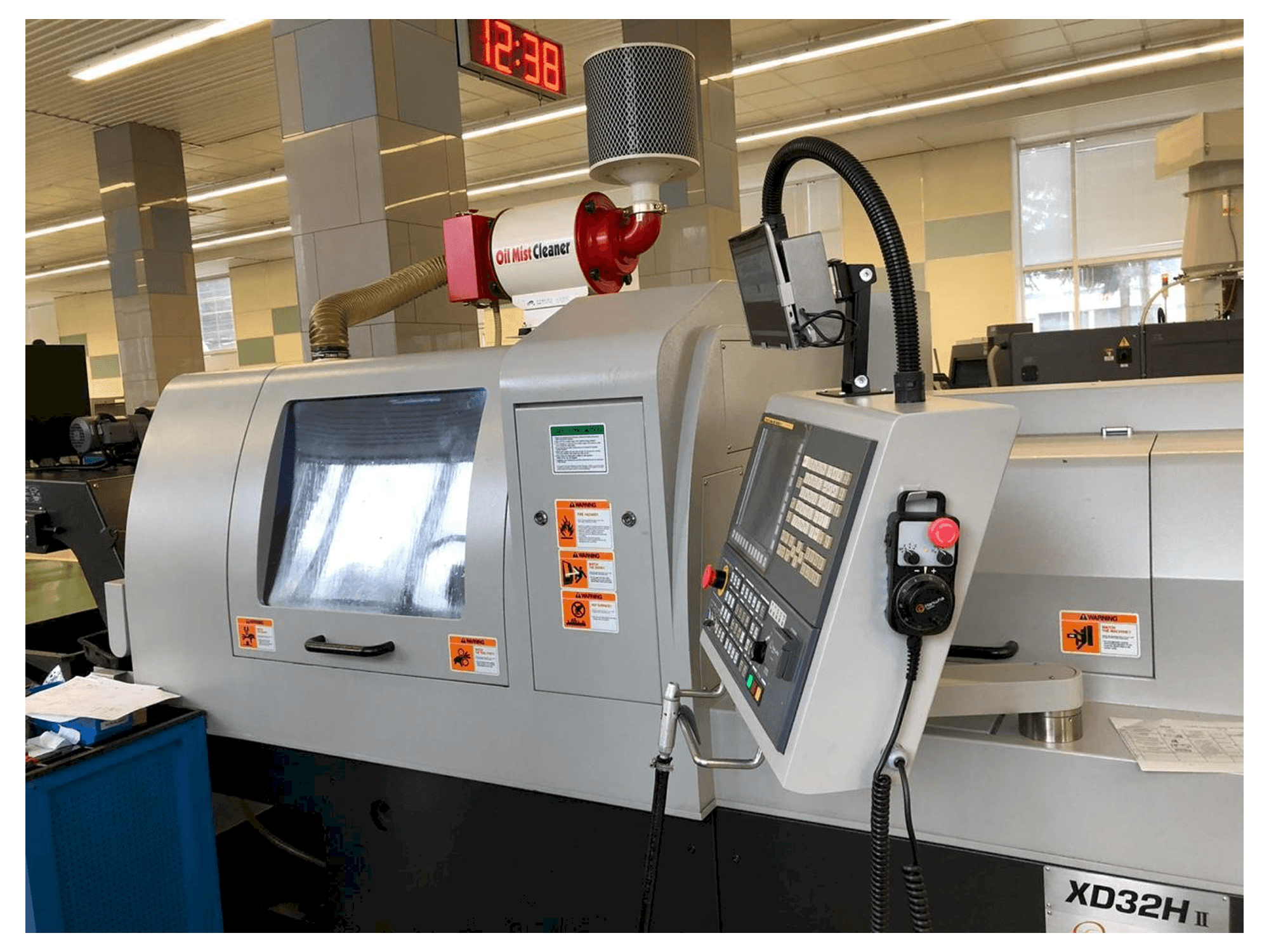 Čelní pohled na Hanwha XD32H II stroj