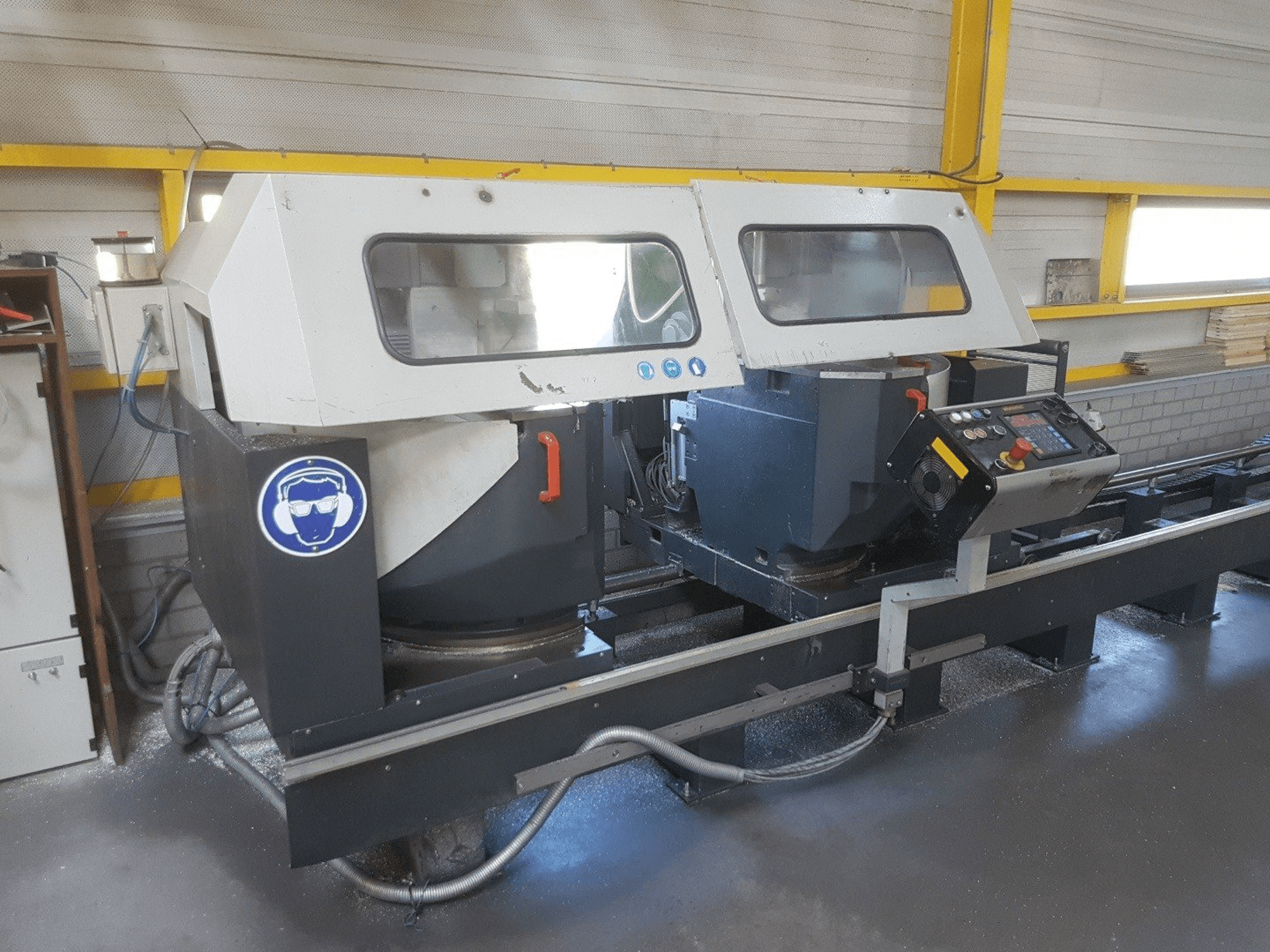 Čelní pohled na Elumatec DG 244 stroj