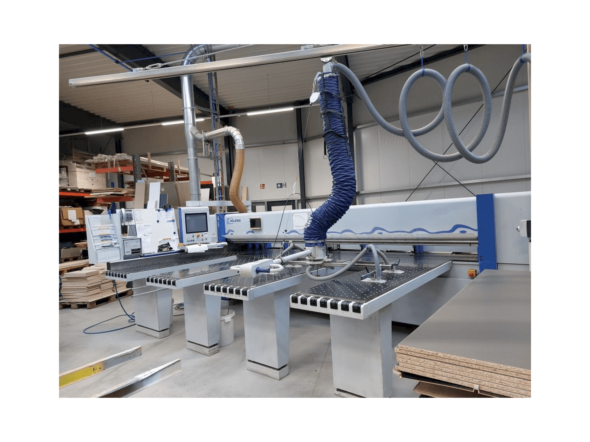 Čelní pohled na HOLZMA HPP 380 stroj